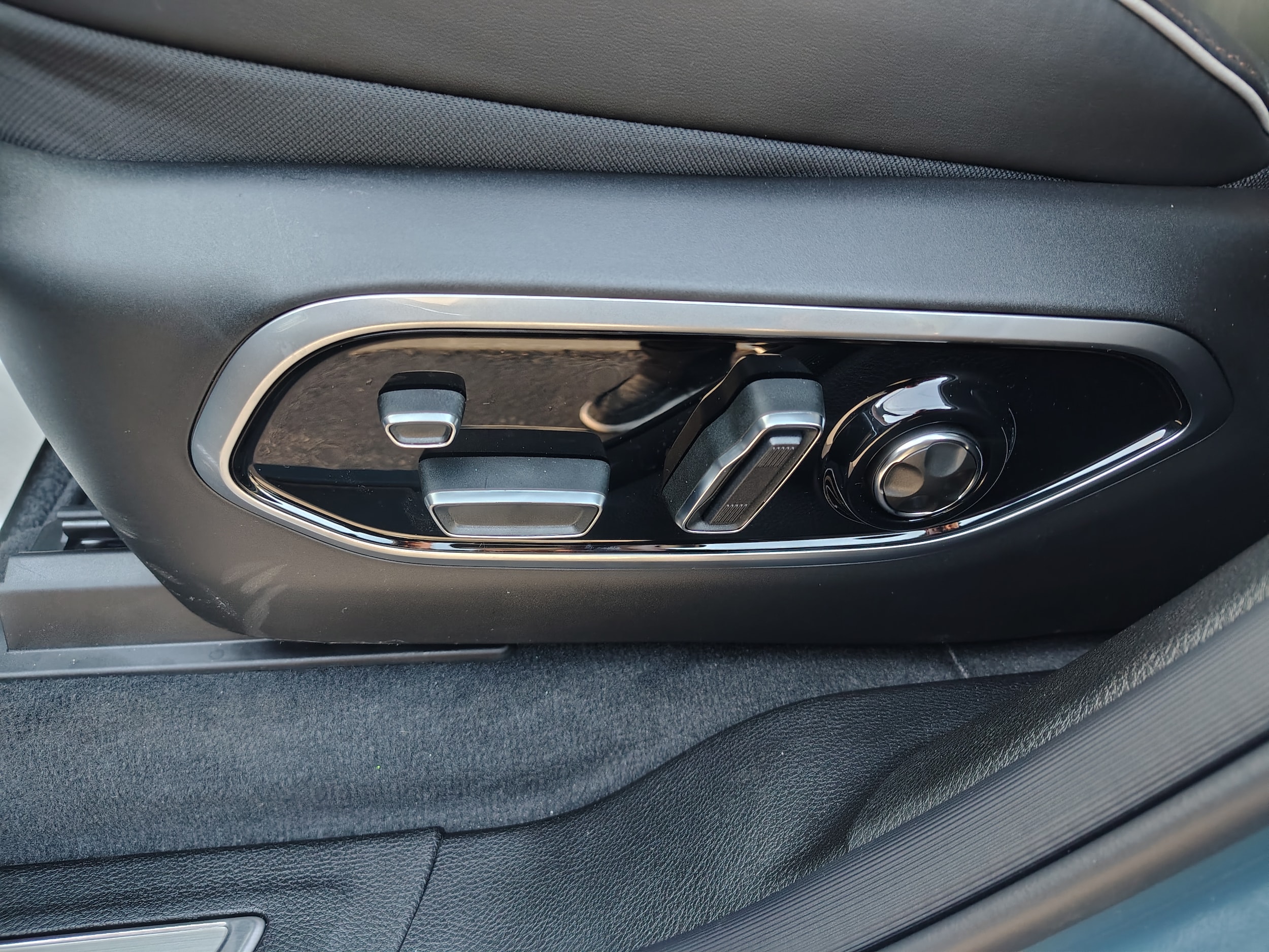 2027 Jeep Grand Cherokee photo 23 of 47