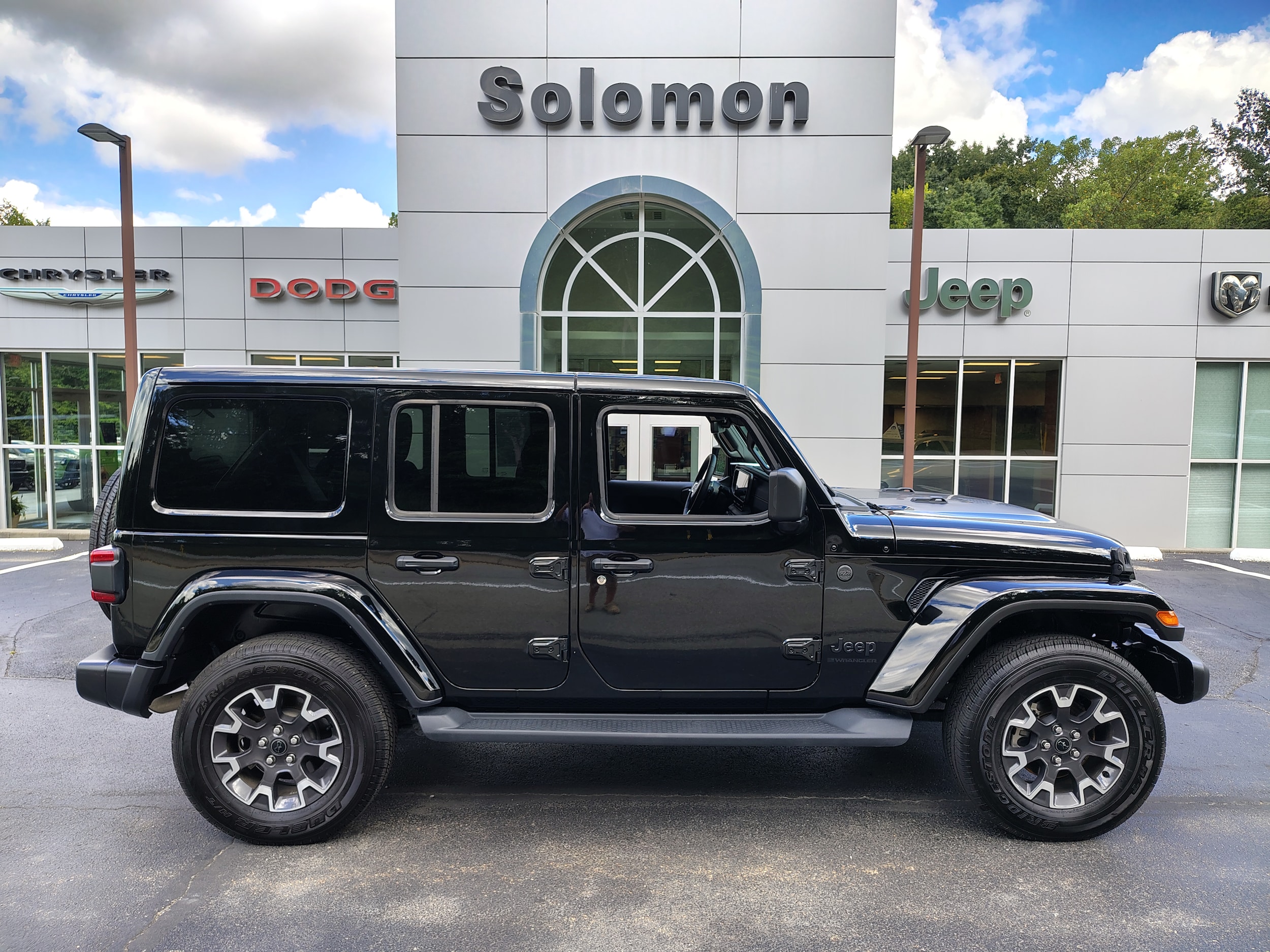 2025 Jeep Wrangler 4-Door Sahara's photo