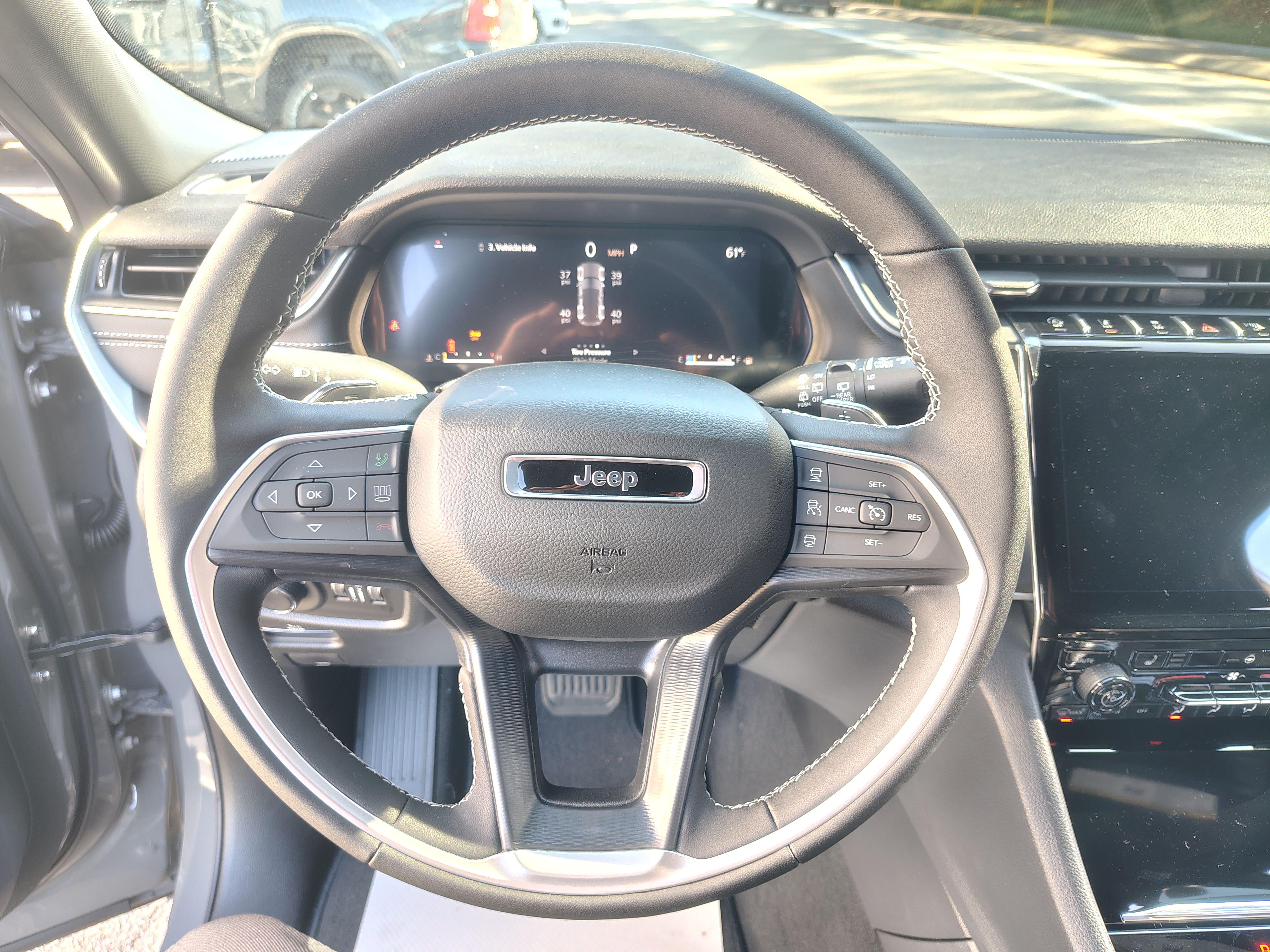 2027 Jeep Grand Cherokee photo 33 of 40