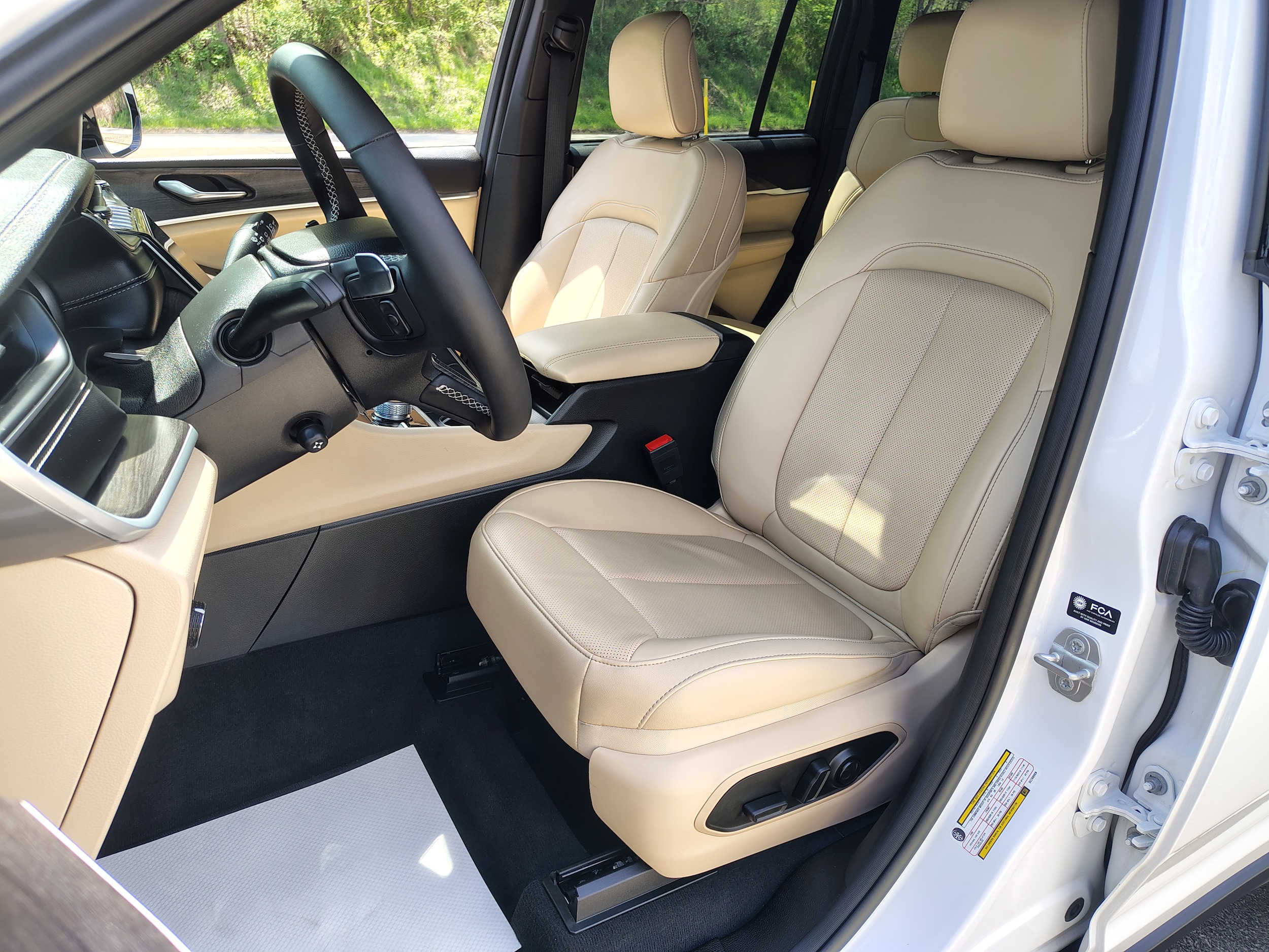 2025 Jeep Grand Cherokee Limited Bright White Clearcoat at Solomon CJD Carmichaels