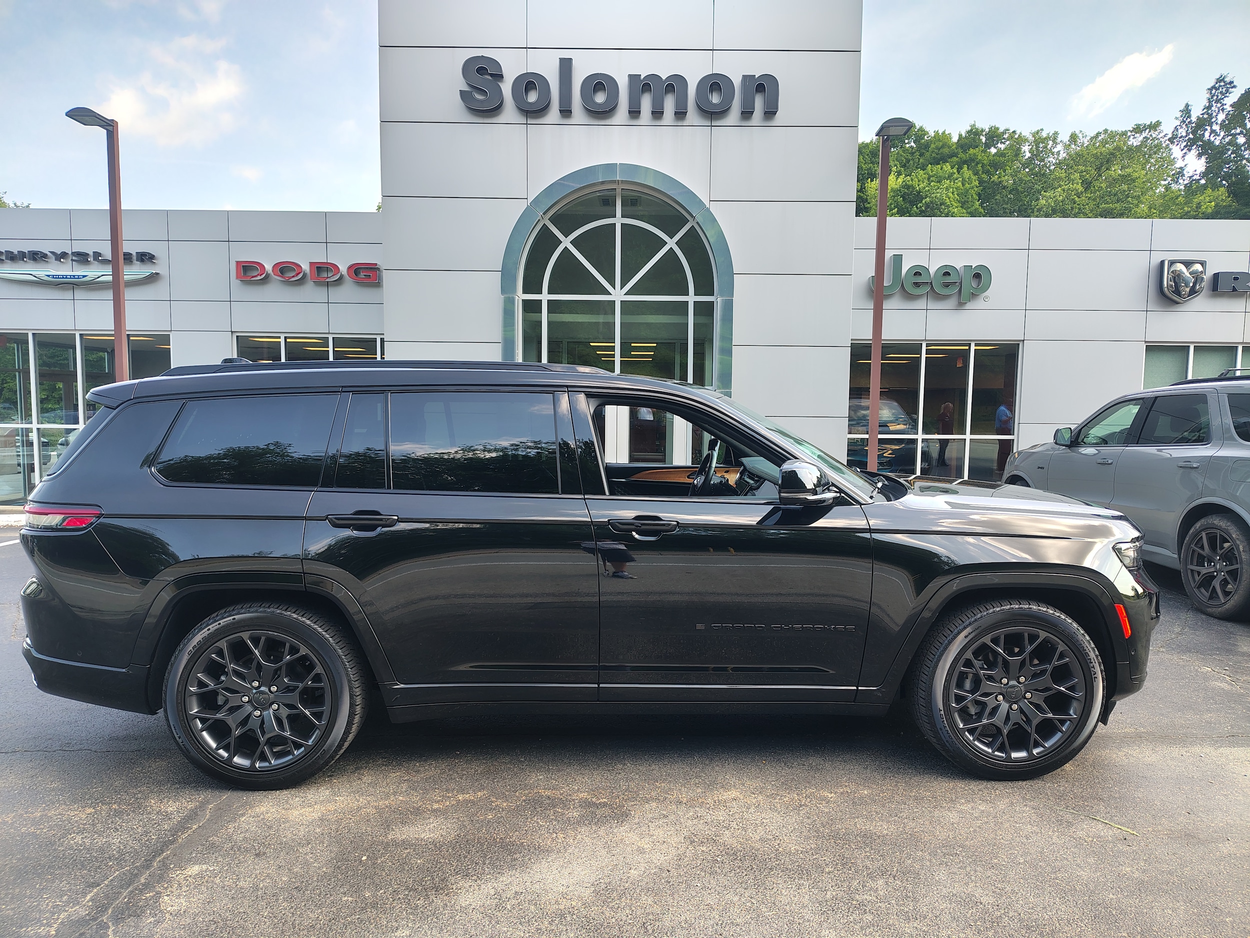 2025 Jeep Grand Cherokee L Summit Reserve Diamond Black Crystal Pearlcoat at Solomon CJD Carmichaels