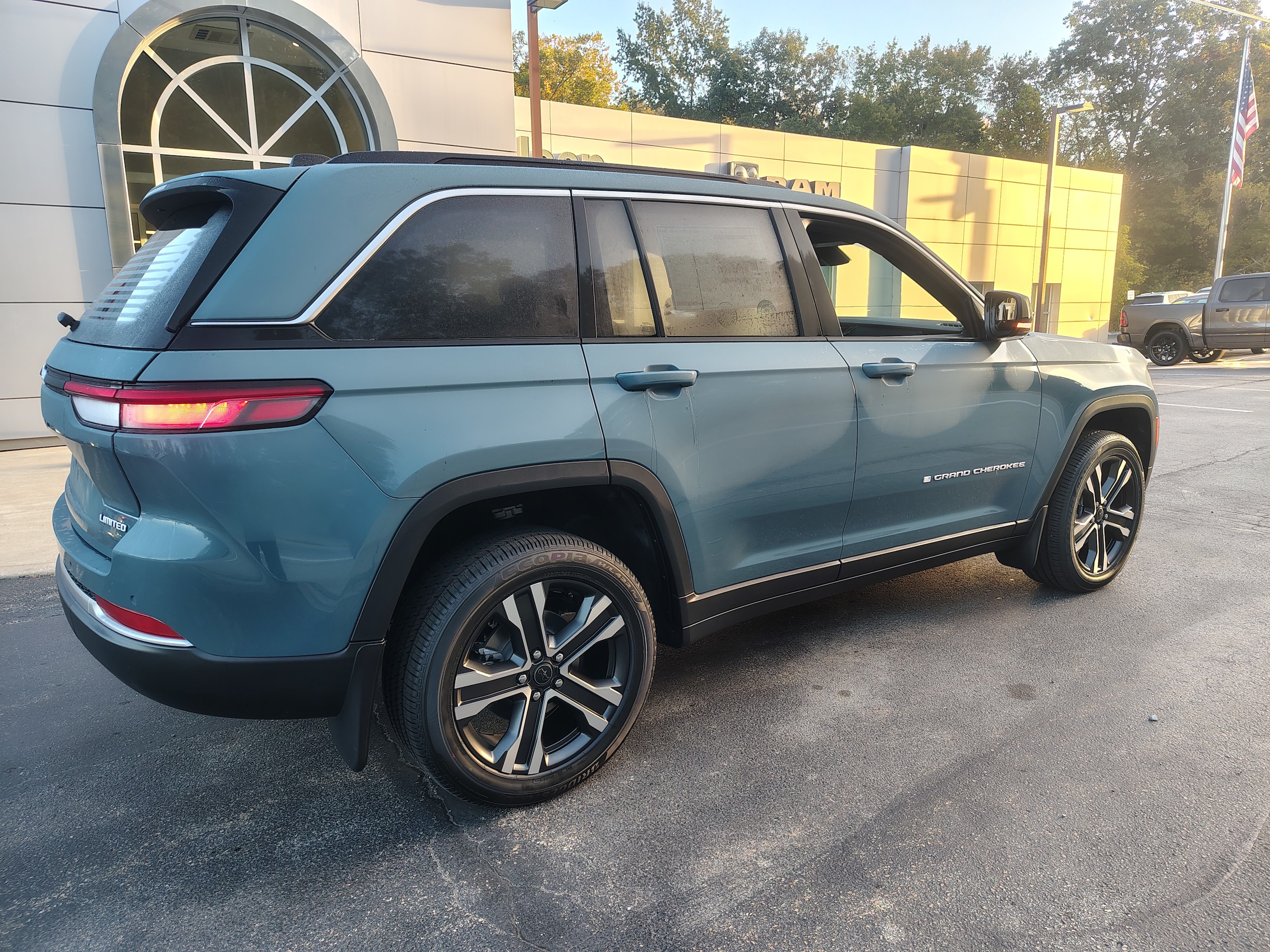 2027 Jeep Grand Cherokee photo 16 of 43