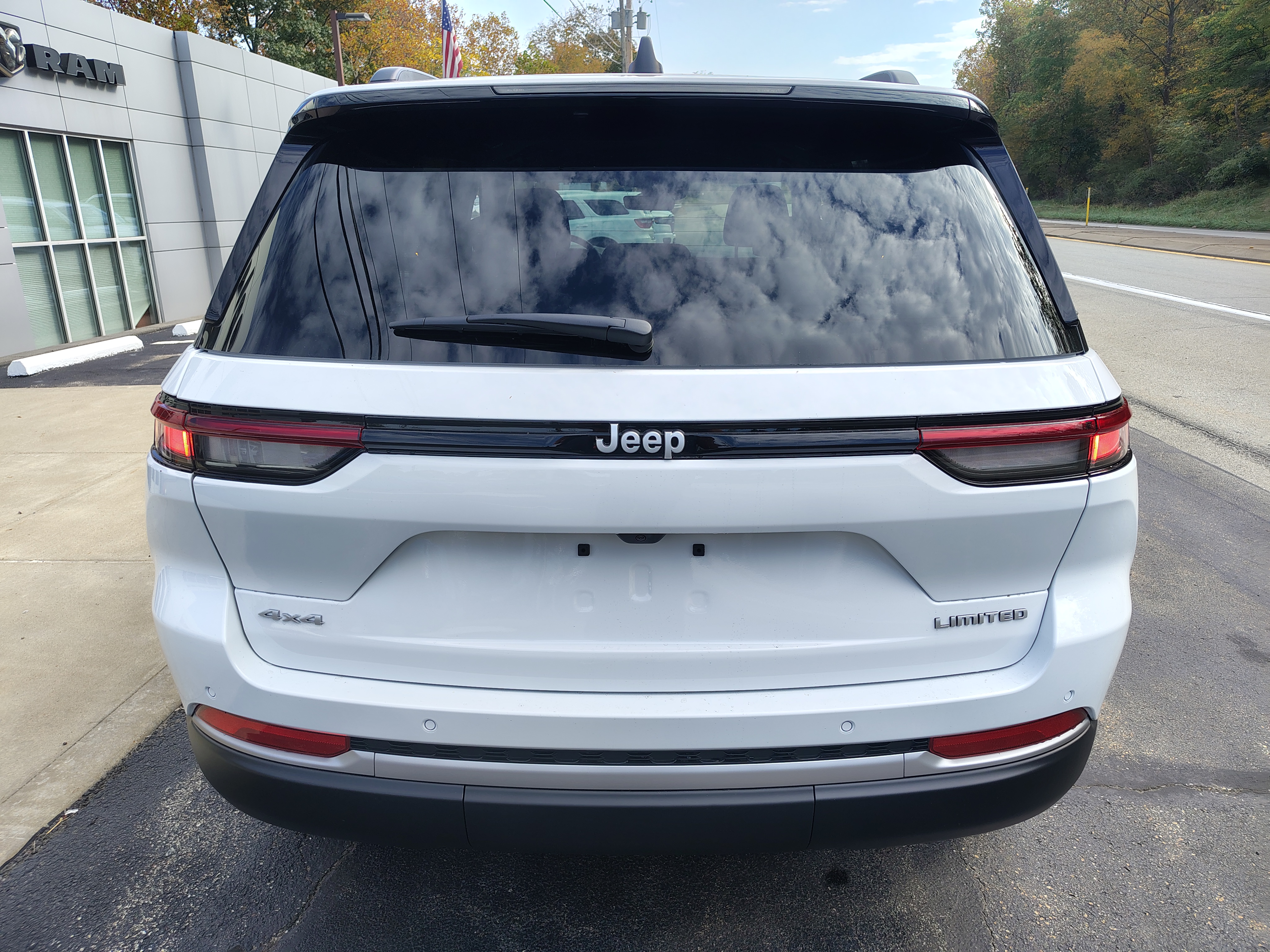 2027 Jeep Grand Cherokee photo 8 of 42