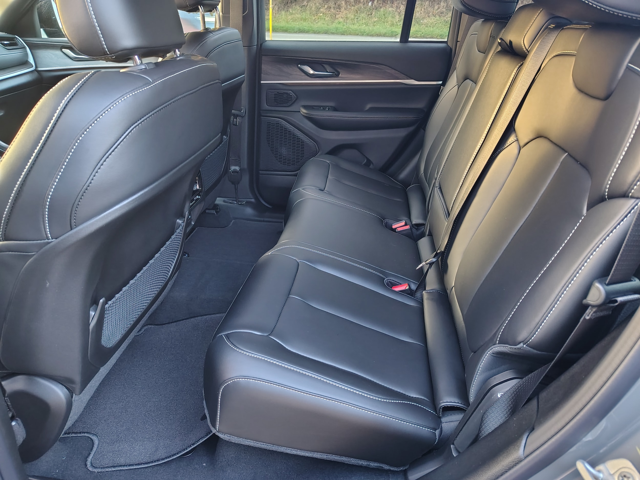 2027 Jeep Grand Cherokee photo 25 of 43
