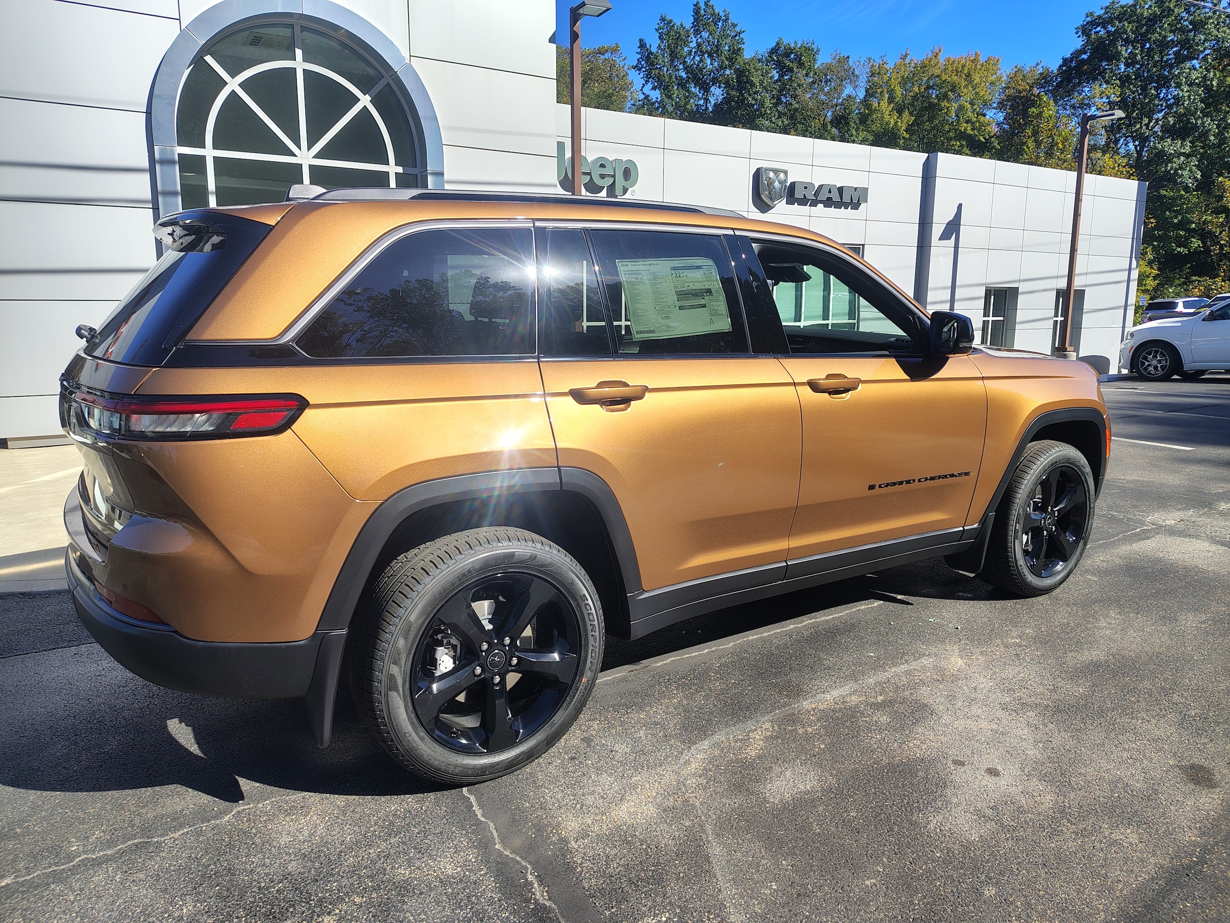 2027 Jeep Grand Cherokee photo 17 of 45