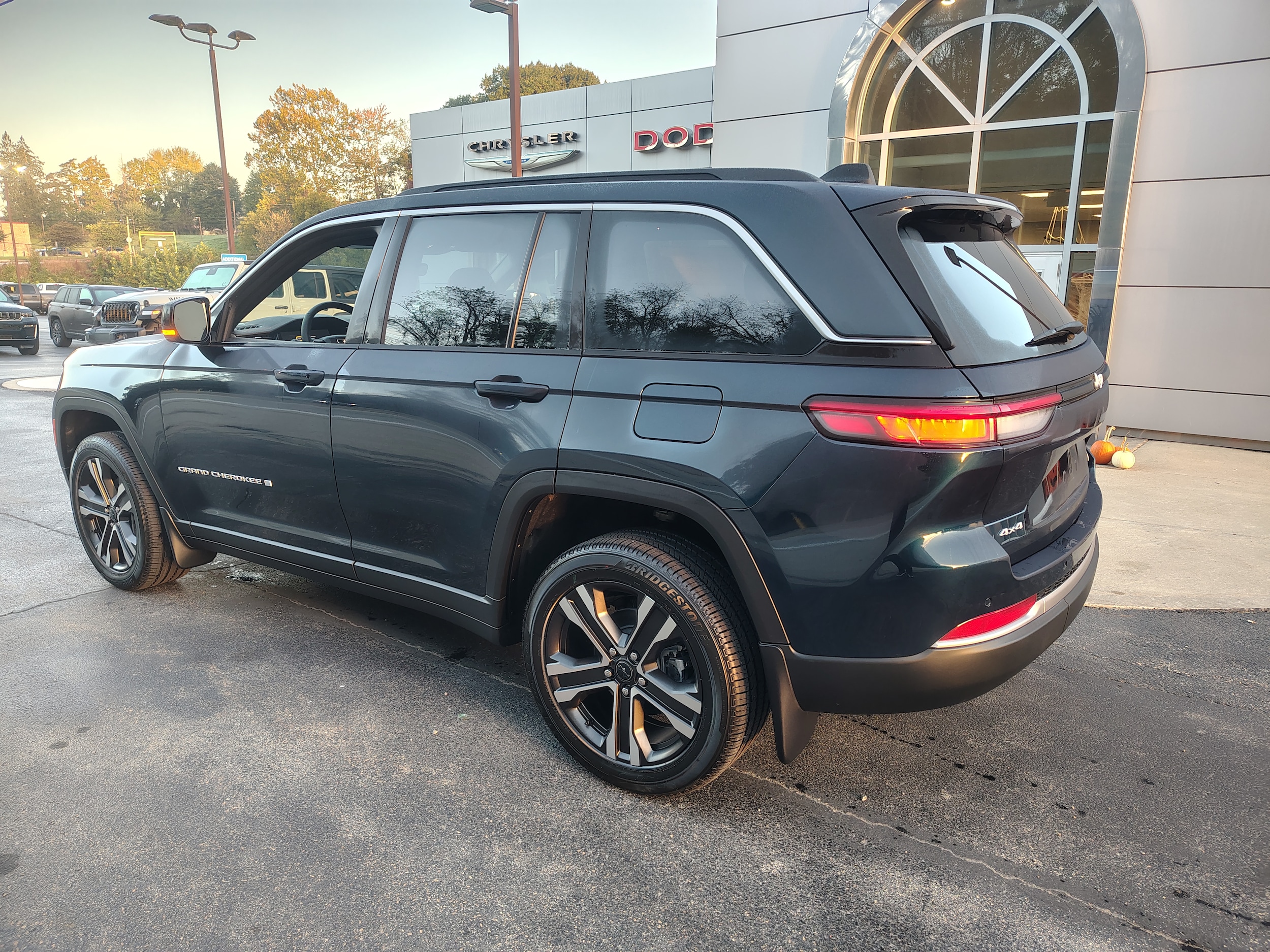 2027 Jeep Grand Cherokee photo 17 of 41