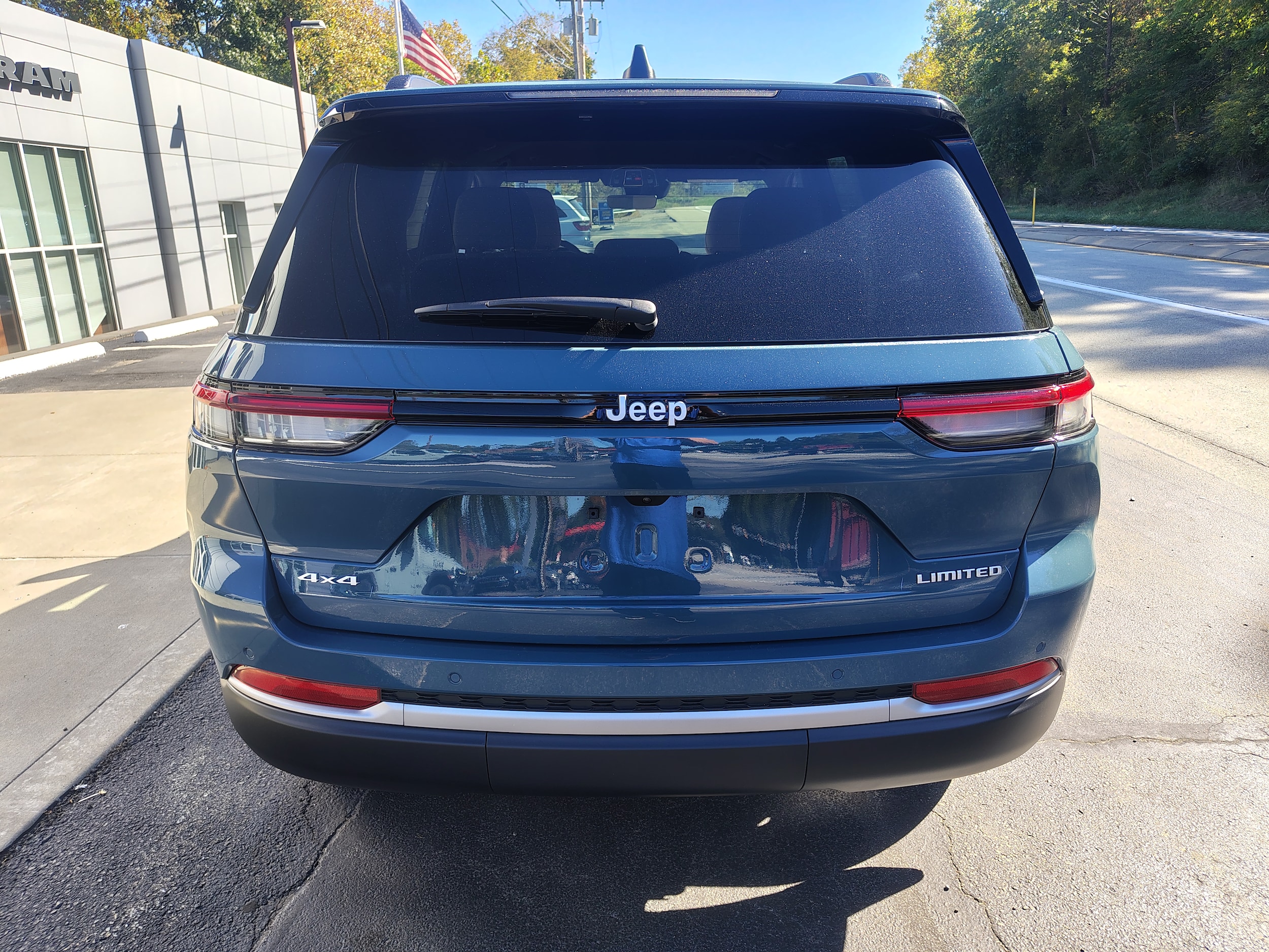 2027 Jeep Grand Cherokee photo 9 of 44