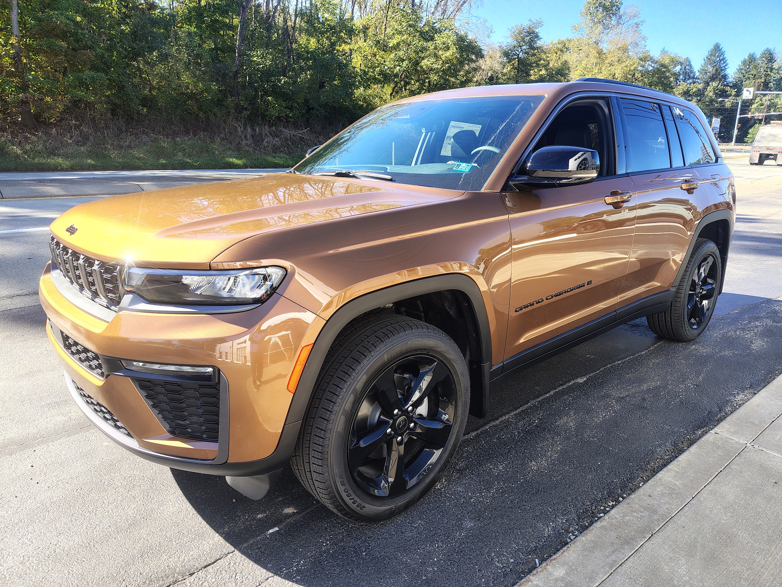 2027 Jeep Grand Cherokee photo 4 of 45