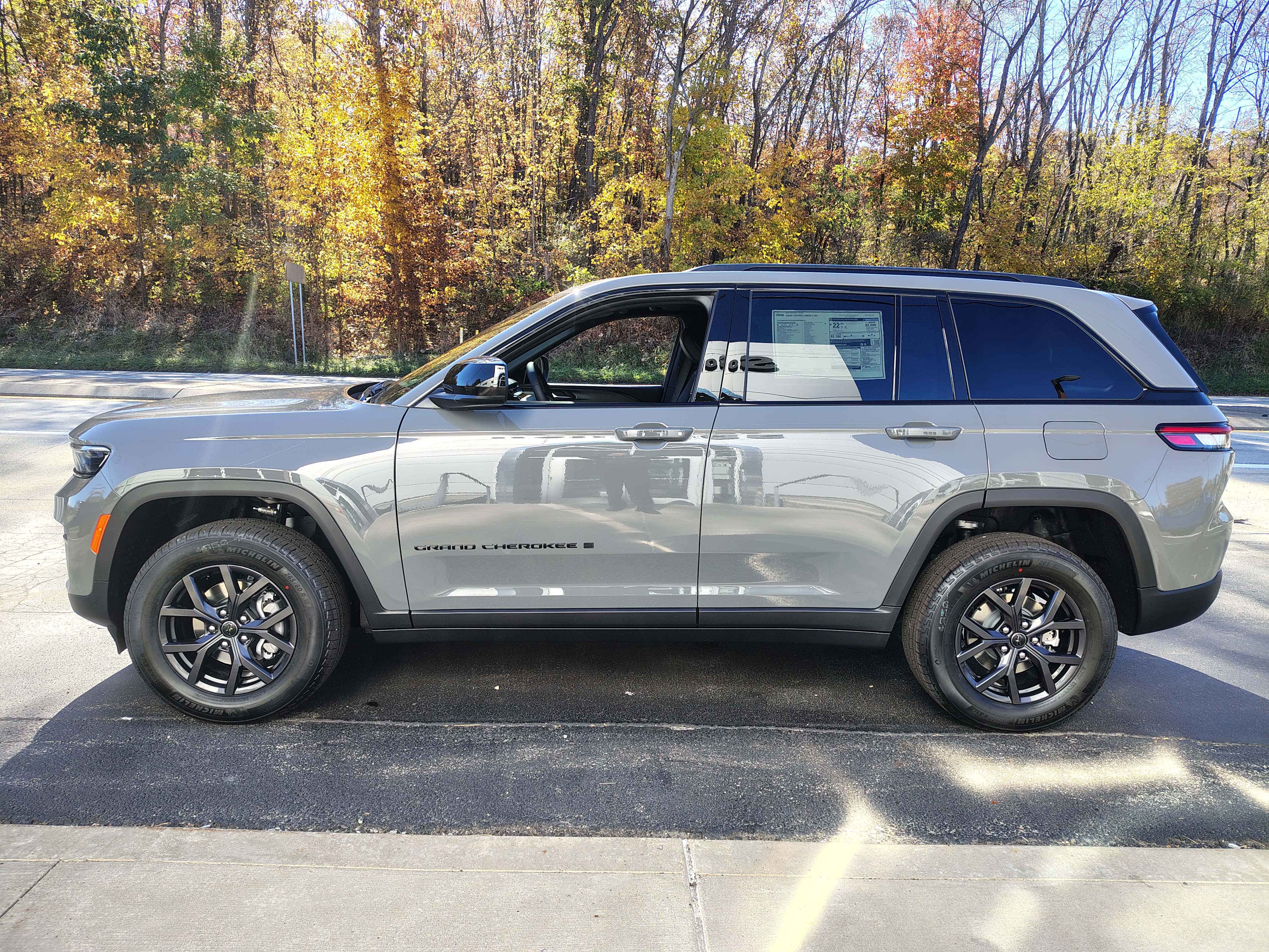 2027 Jeep Grand Cherokee photo 6 of 40
