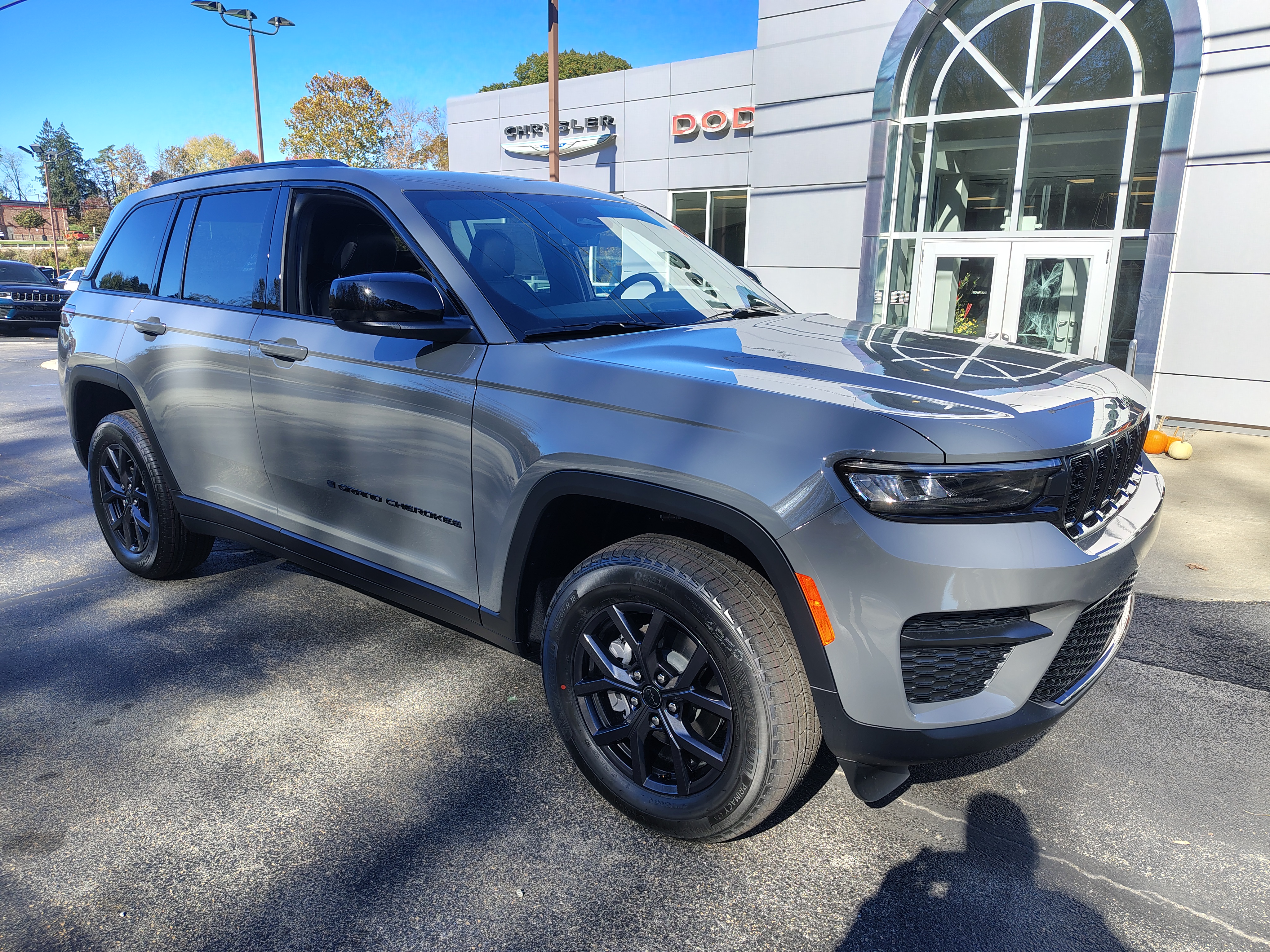 2027 Jeep Grand Cherokee photo 2 of 40