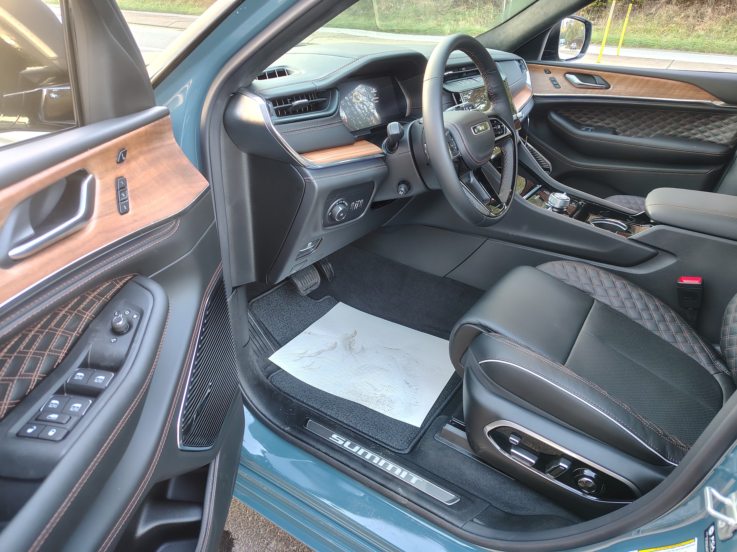2027 Jeep Grand Cherokee photo 22 of 47