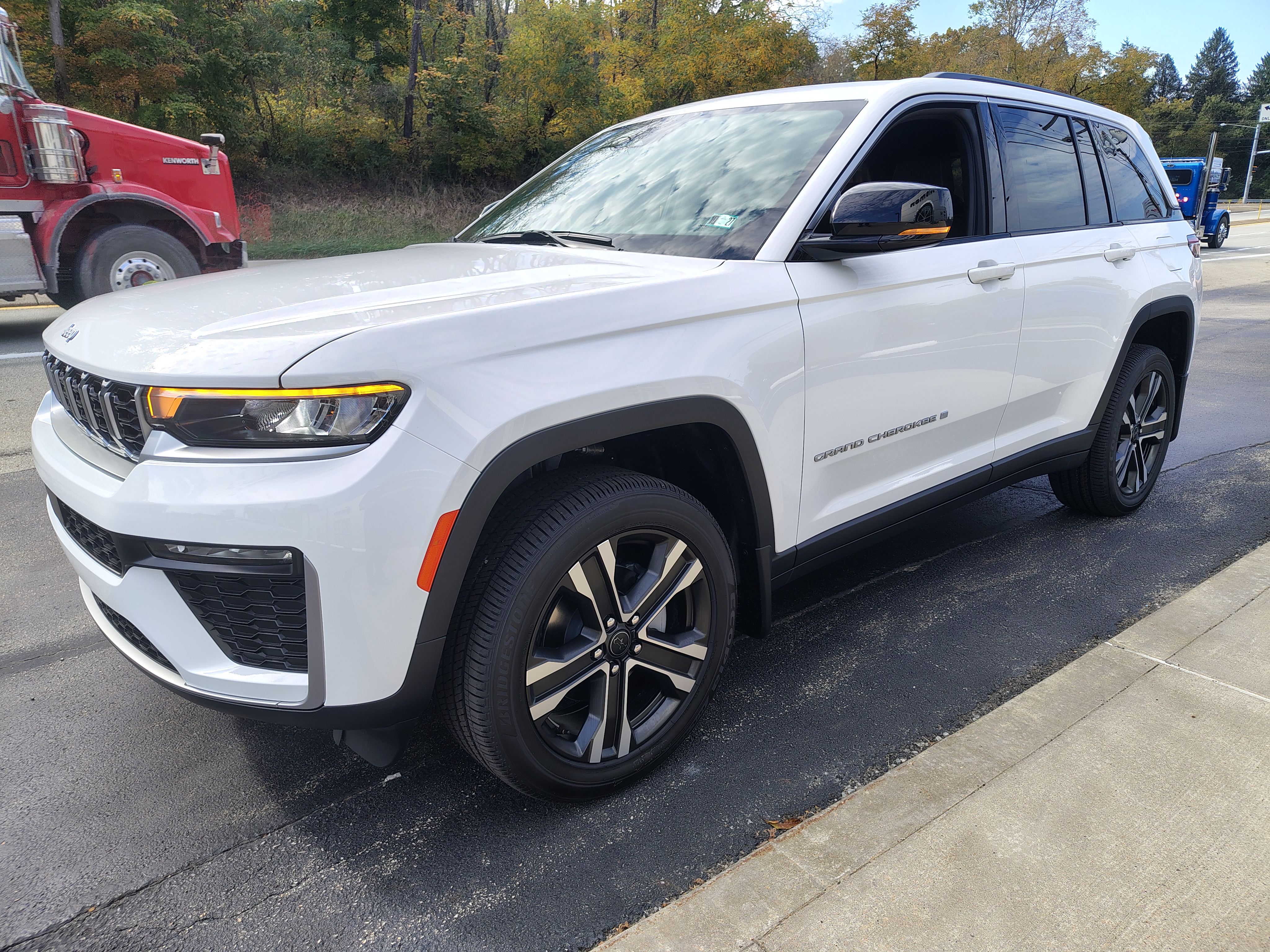 2027 Jeep Grand Cherokee photo 4 of 42