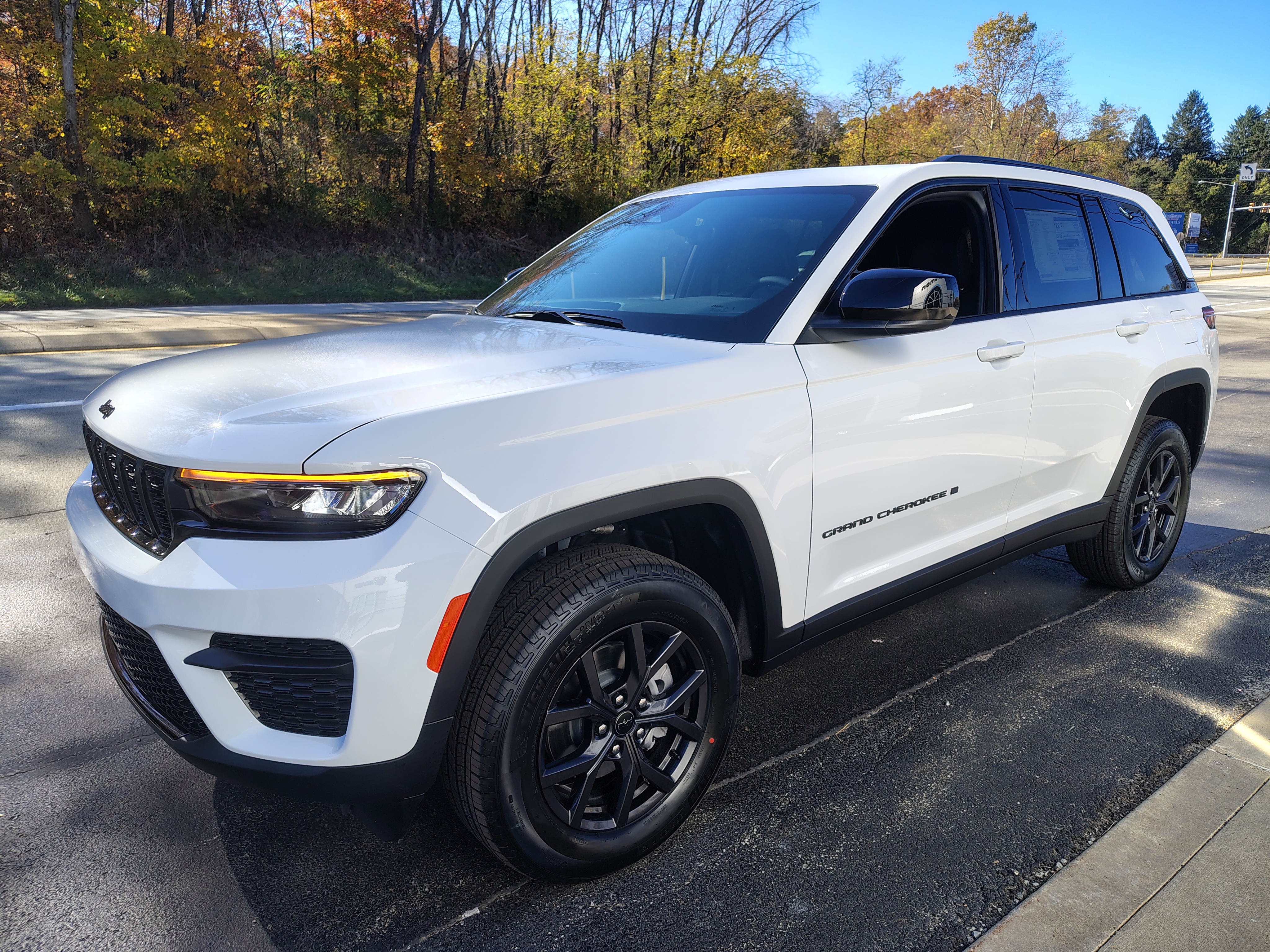 2027 Jeep Grand Cherokee photo 4 of 39