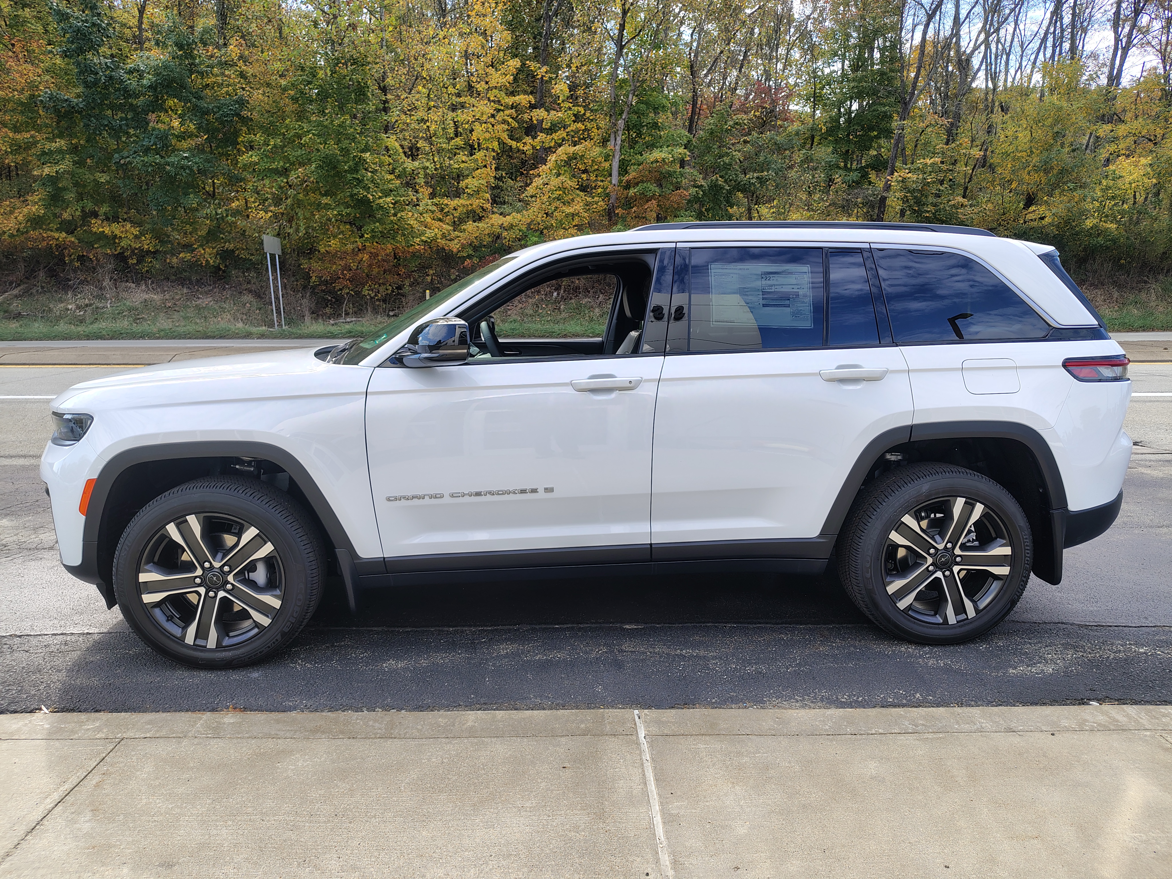 2027 Jeep Grand Cherokee photo 6 of 42