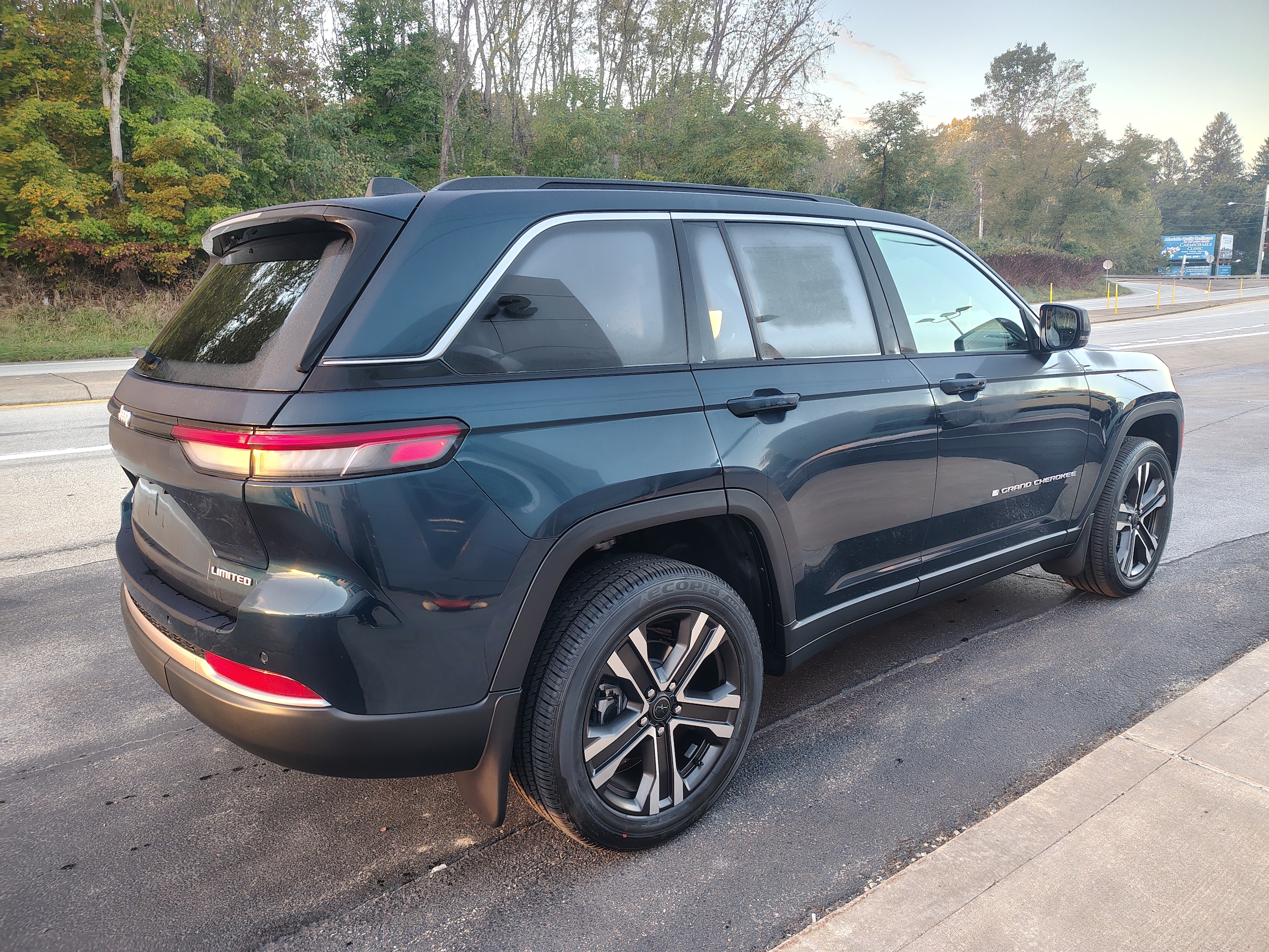 2027 Jeep Grand Cherokee photo 7 of 41