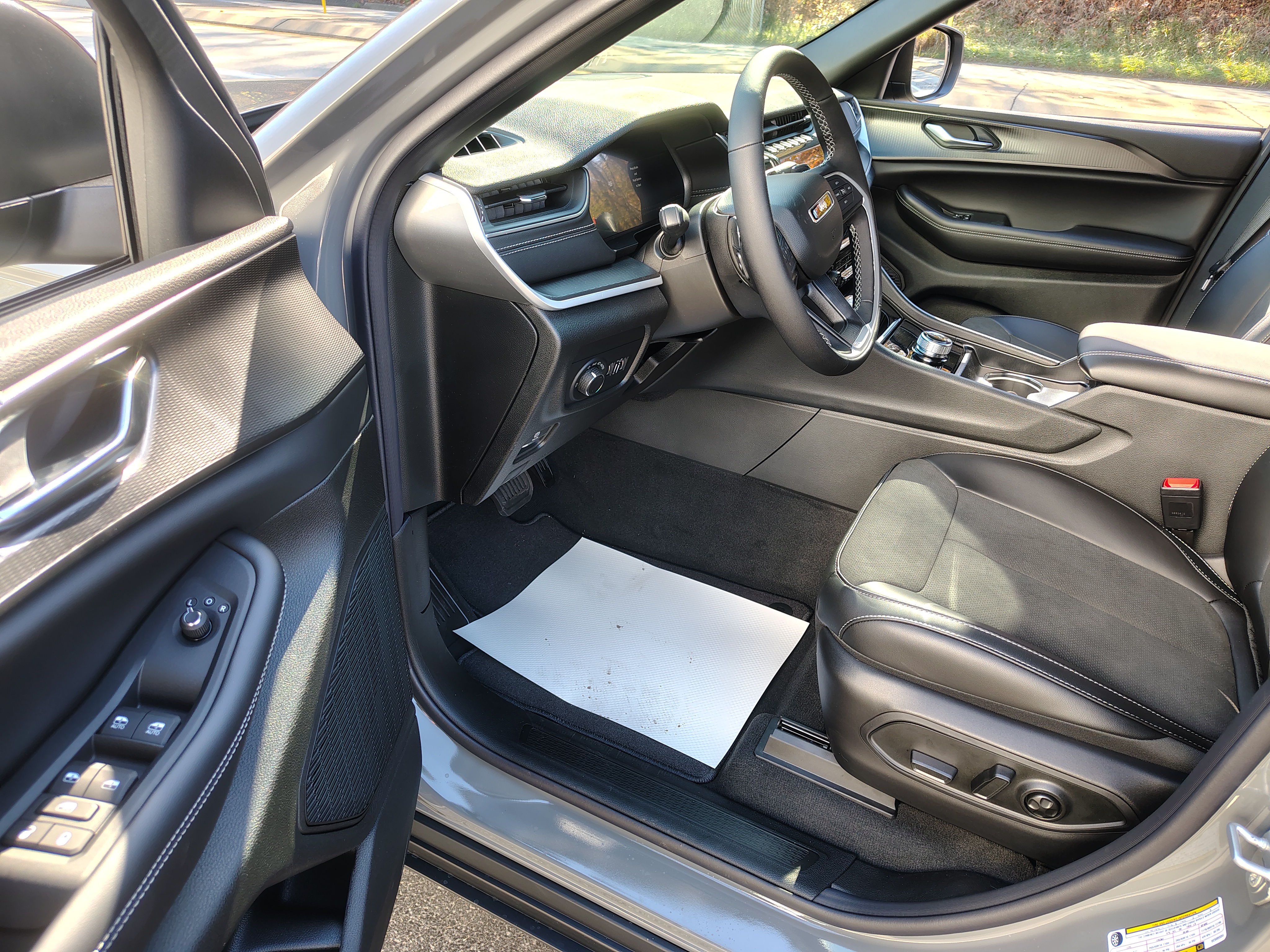 2027 Jeep Grand Cherokee photo 19 of 40