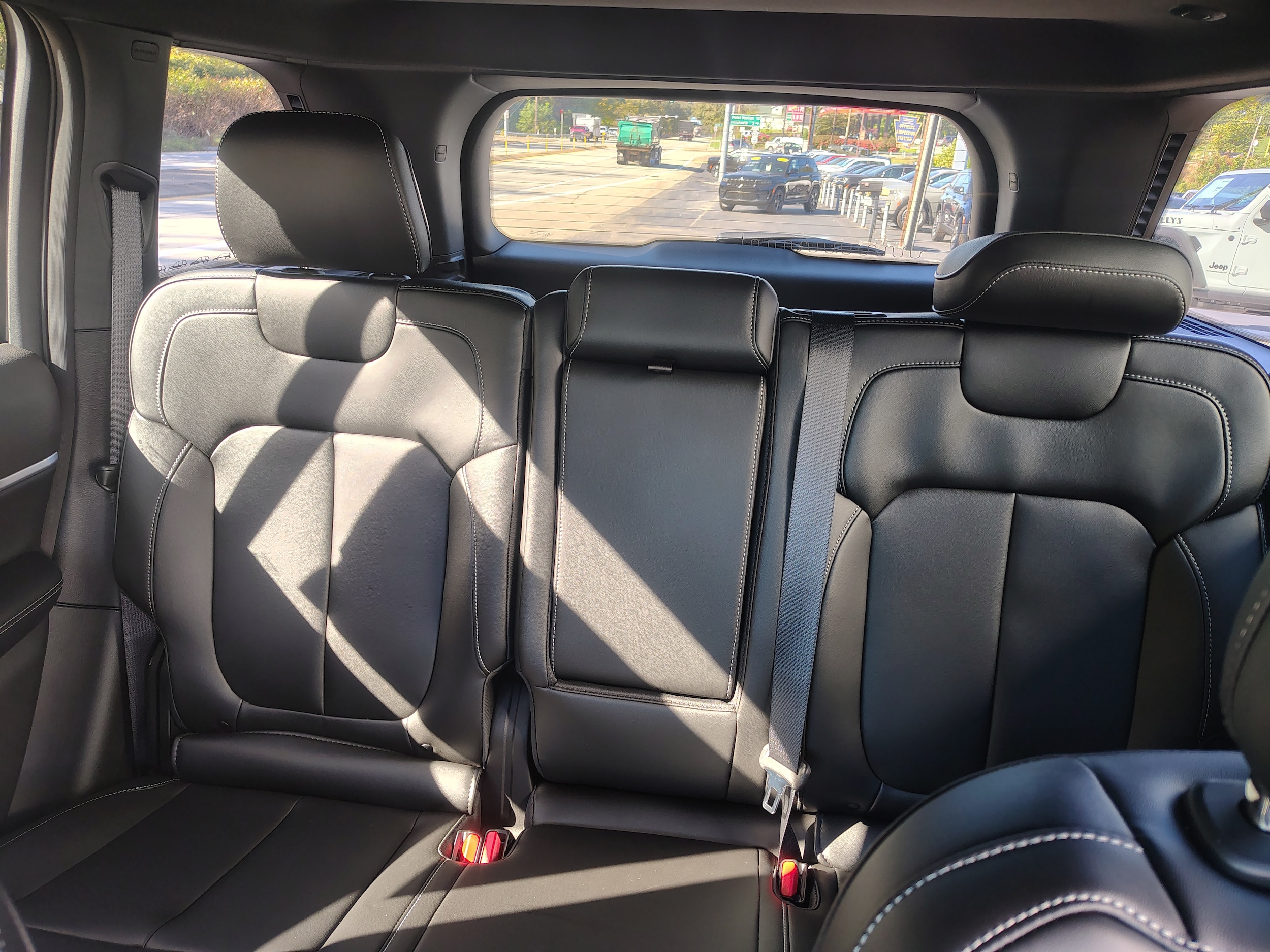 2027 Jeep Grand Cherokee photo 25 of 45