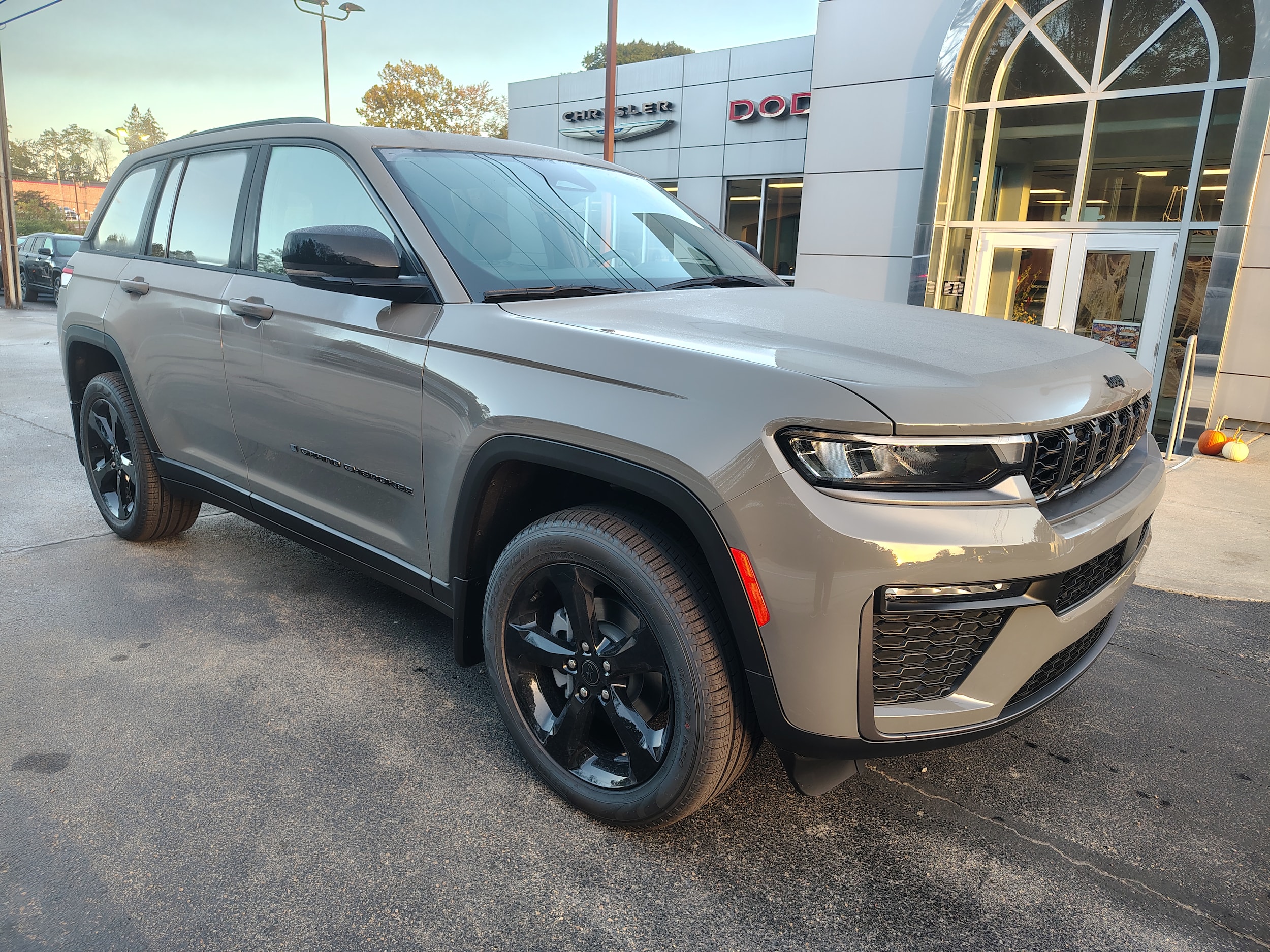 2027 Jeep Grand Cherokee photo 2 of 43