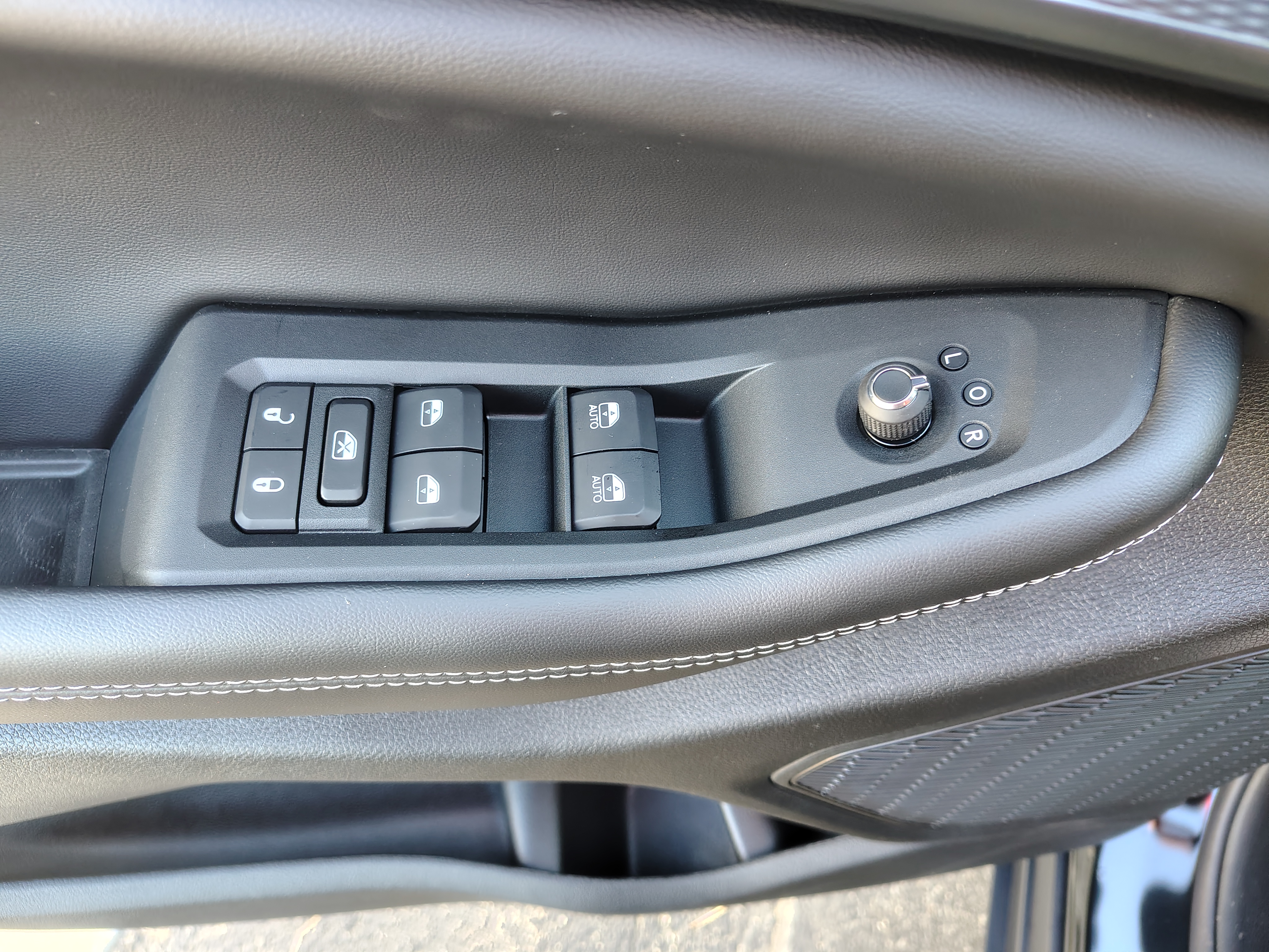 2027 Jeep Grand Cherokee photo 25 of 39