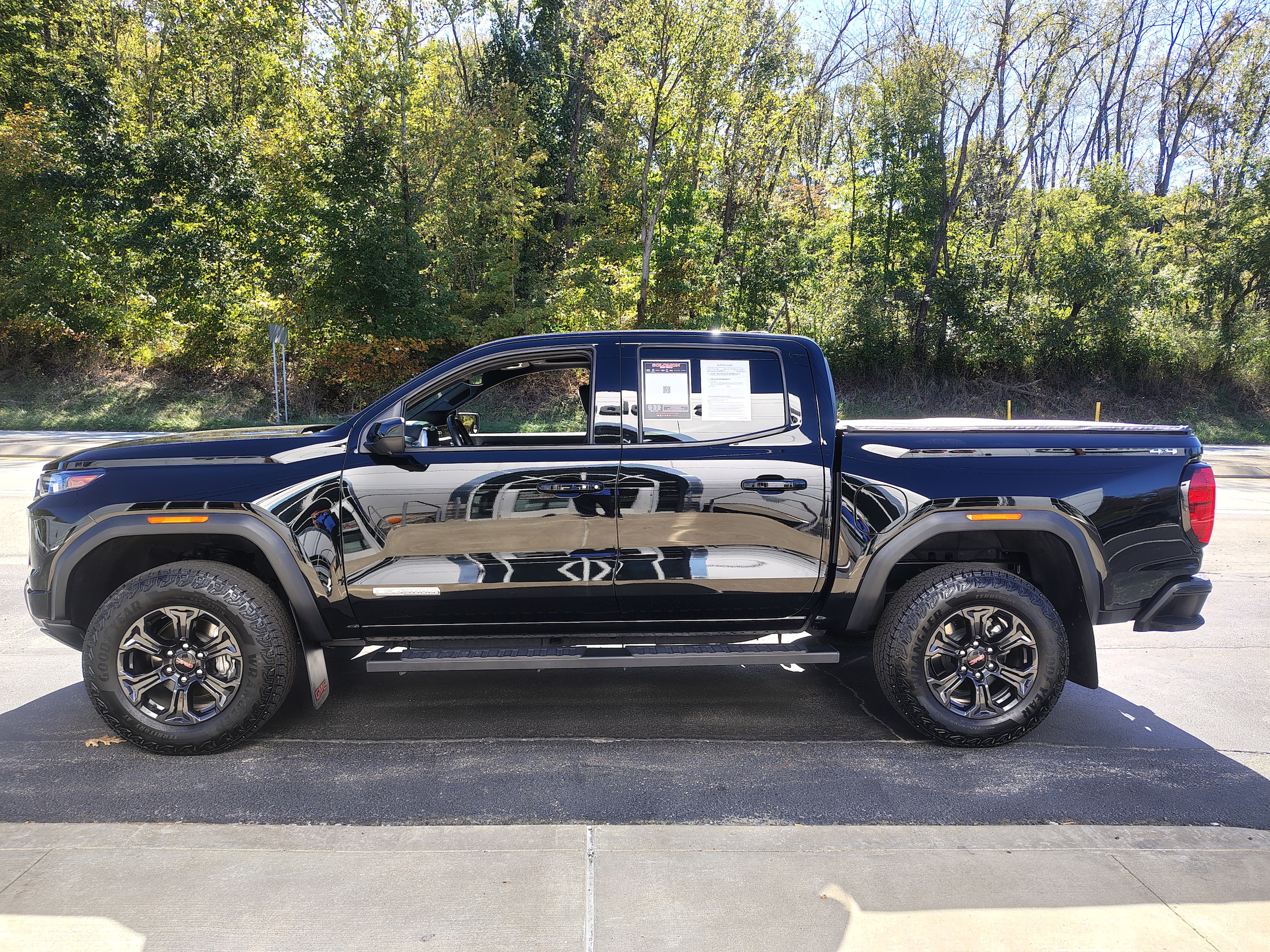 2025 GMC Canyon photo 8 of 39