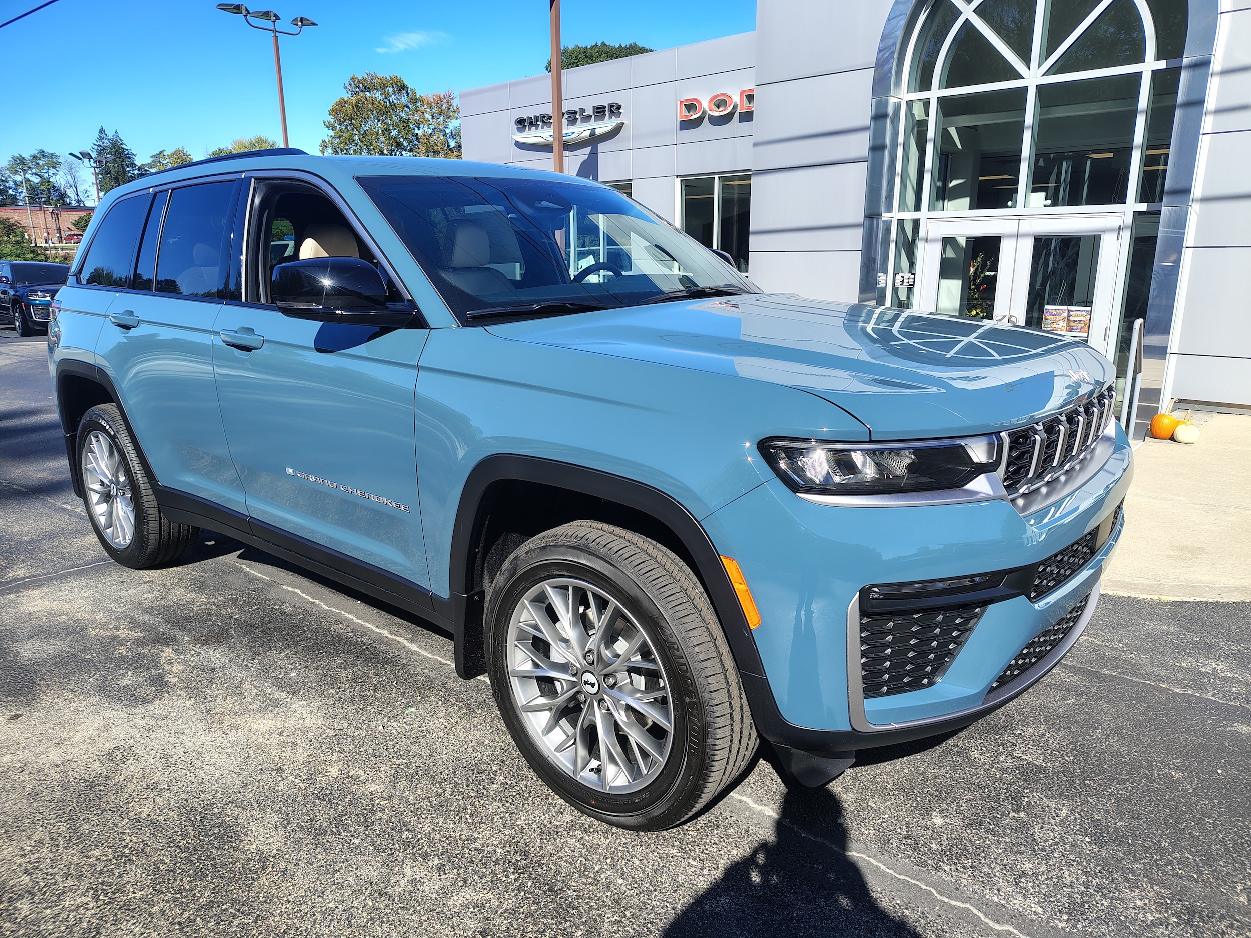 2027 Jeep Grand Cherokee photo 2 of 44