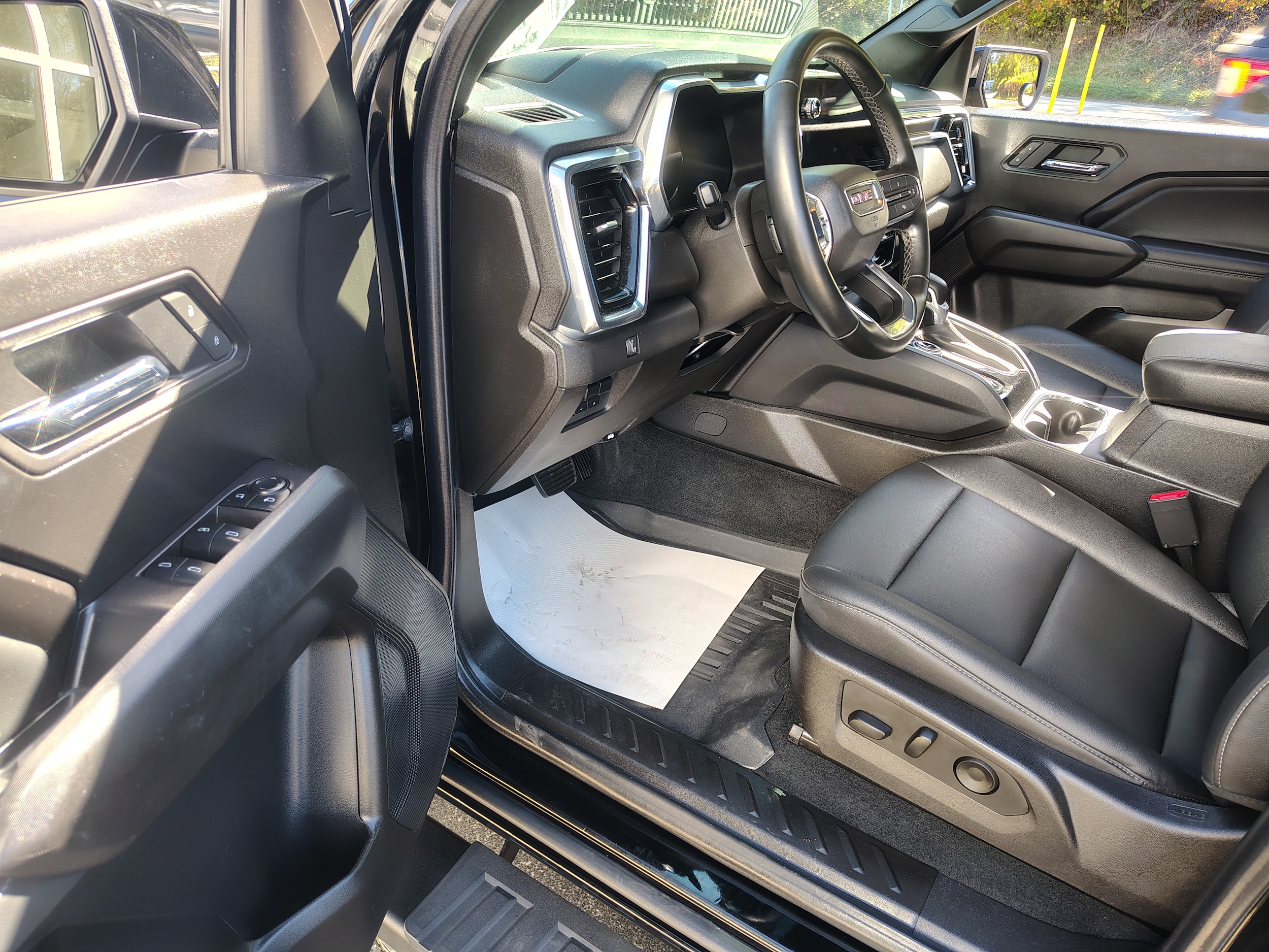 2025 GMC Canyon photo 17 of 39