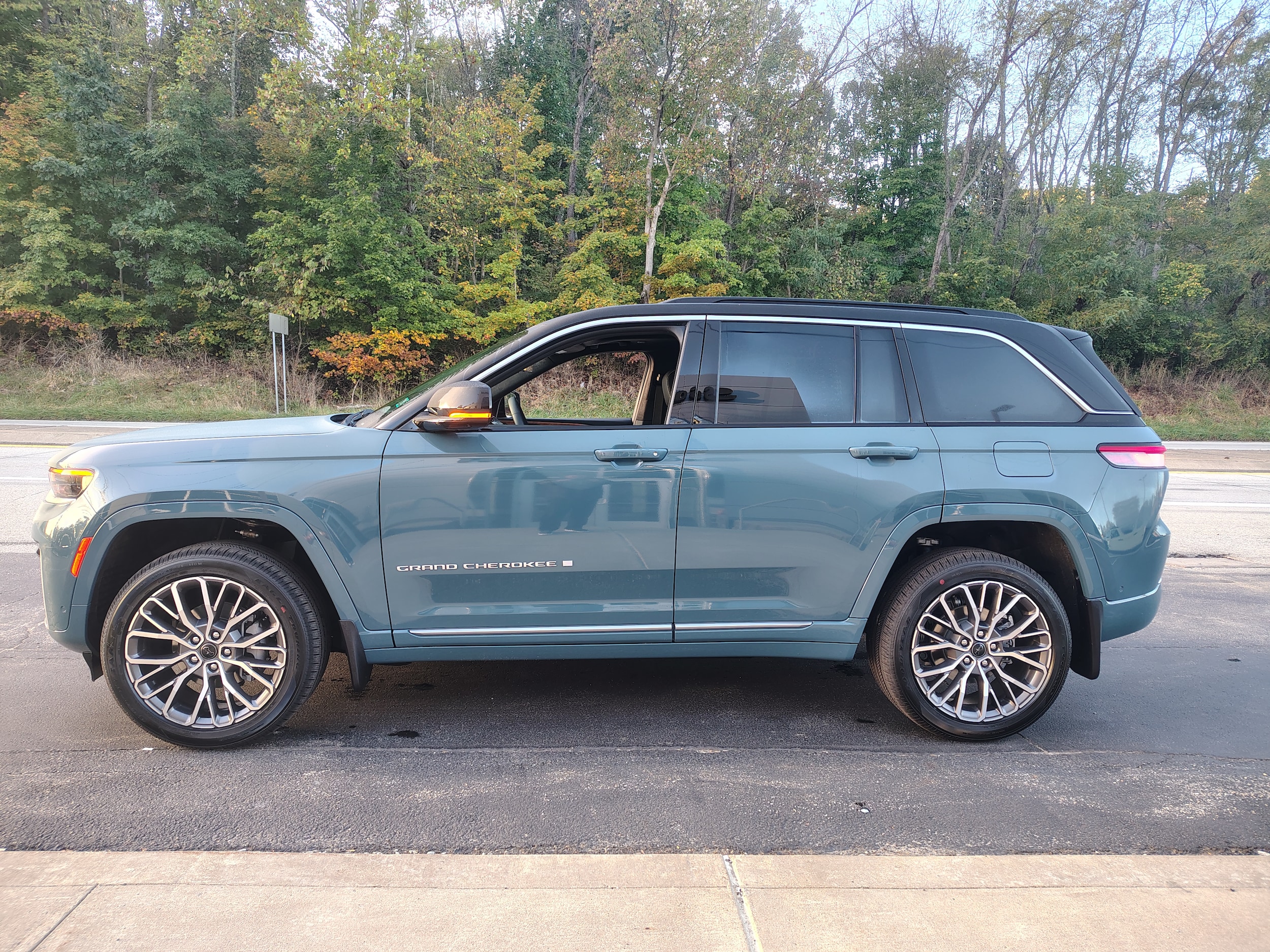 2027 Jeep Grand Cherokee photo 8 of 47