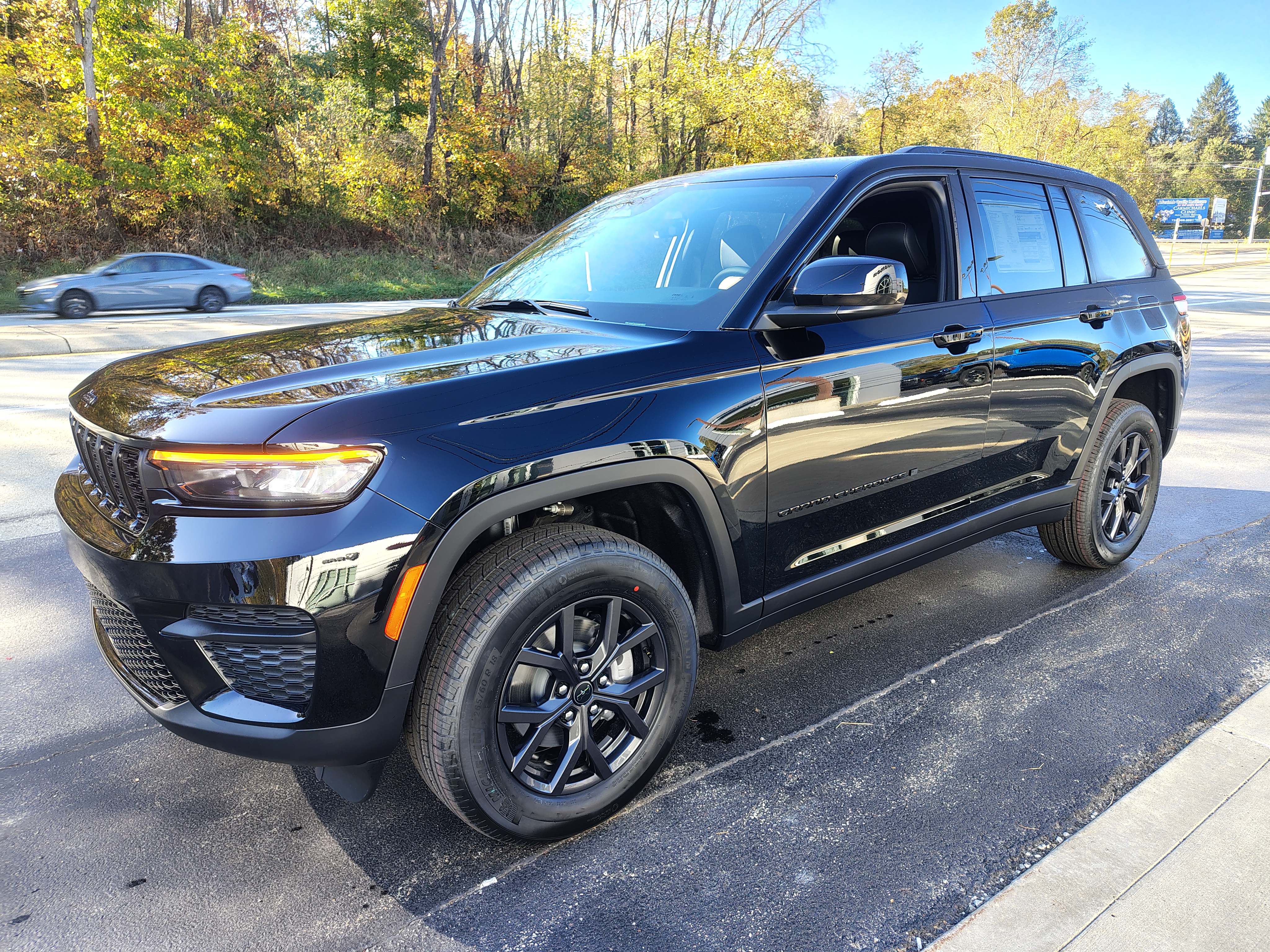 2027 Jeep Grand Cherokee photo 4 of 39
