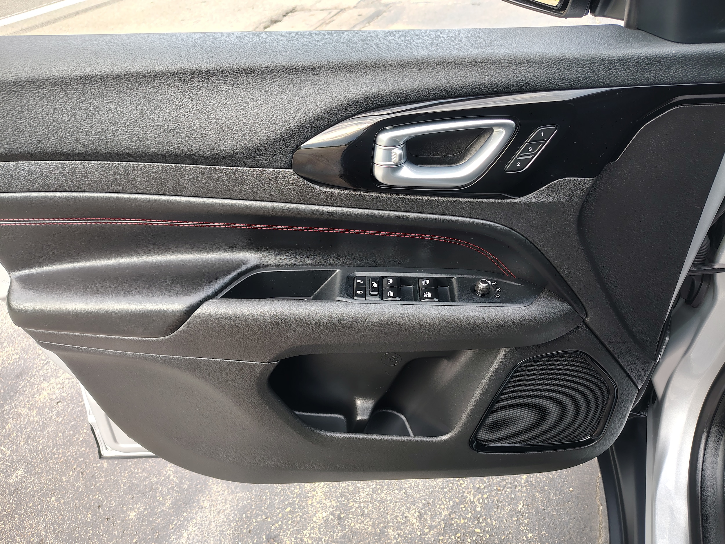 2025 Jeep Compass Trailhawk Silver Zynith Metallic Clearcoat at Solomon CJD Carmichaels