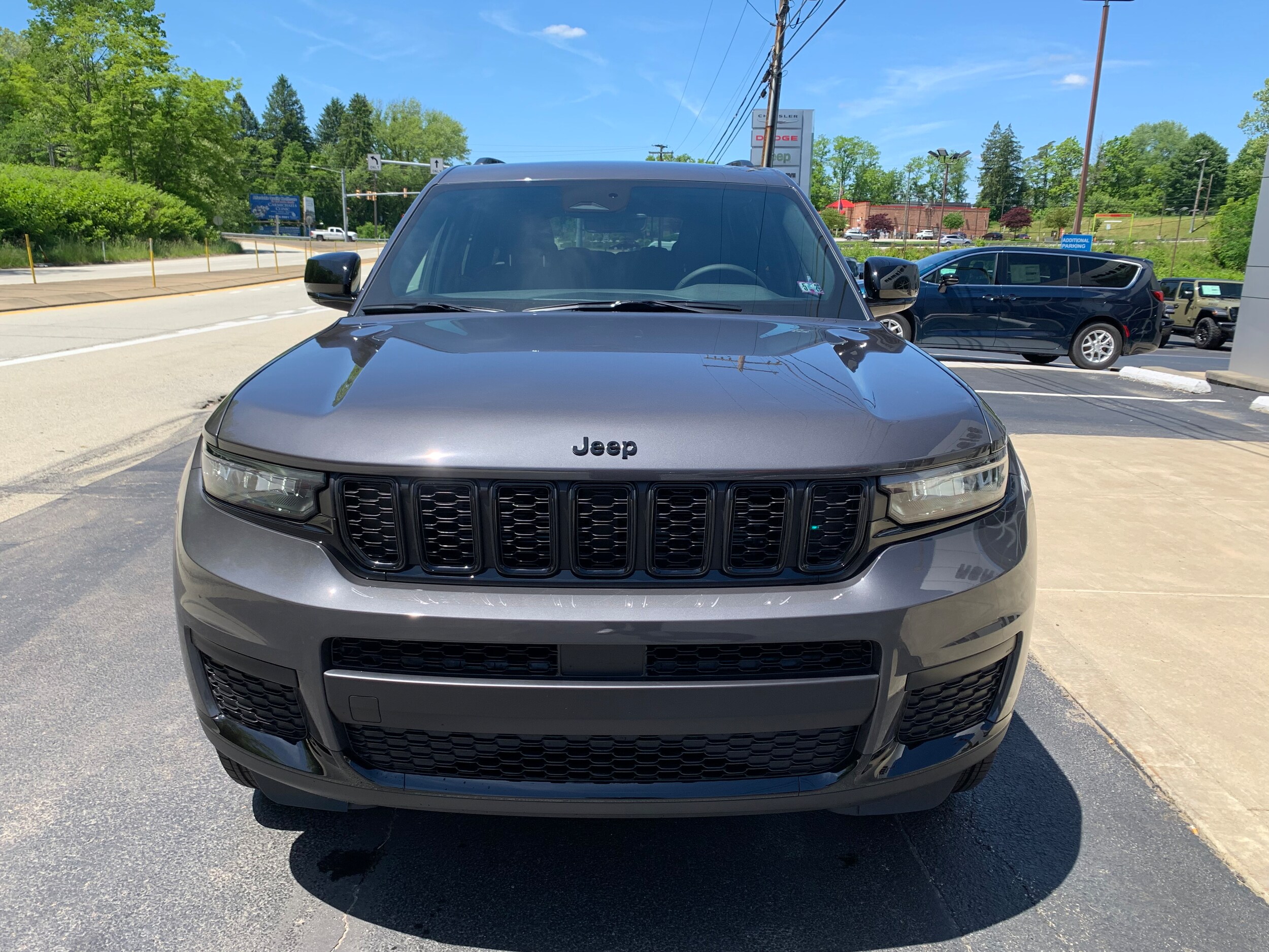 2025 Jeep Grand Cherokee Altitude photo 3