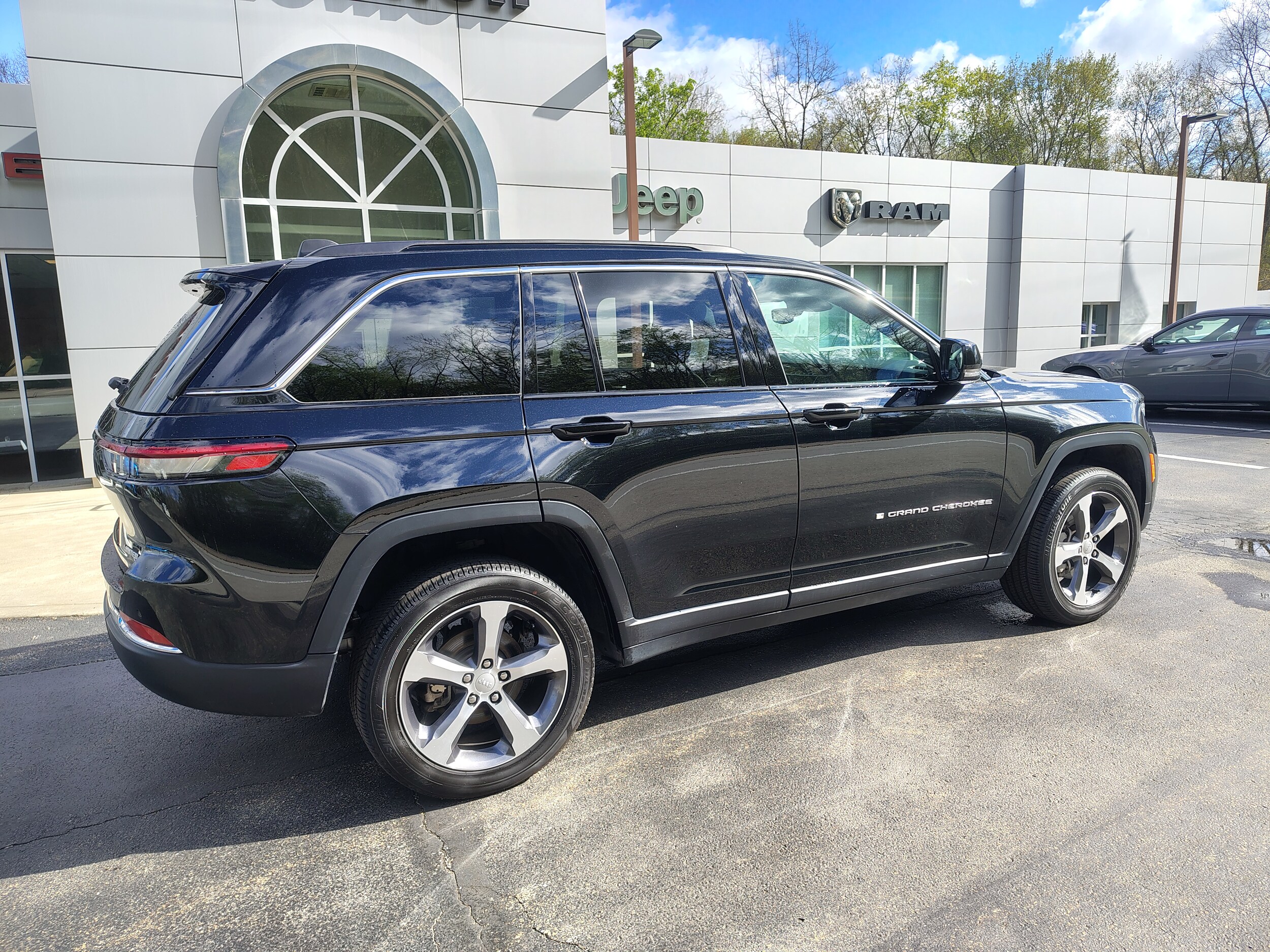 2024 Jeep Grand Cherokee Limited Diamond Black Crystal Pearlcoat at Solomon CJD Carmichaels