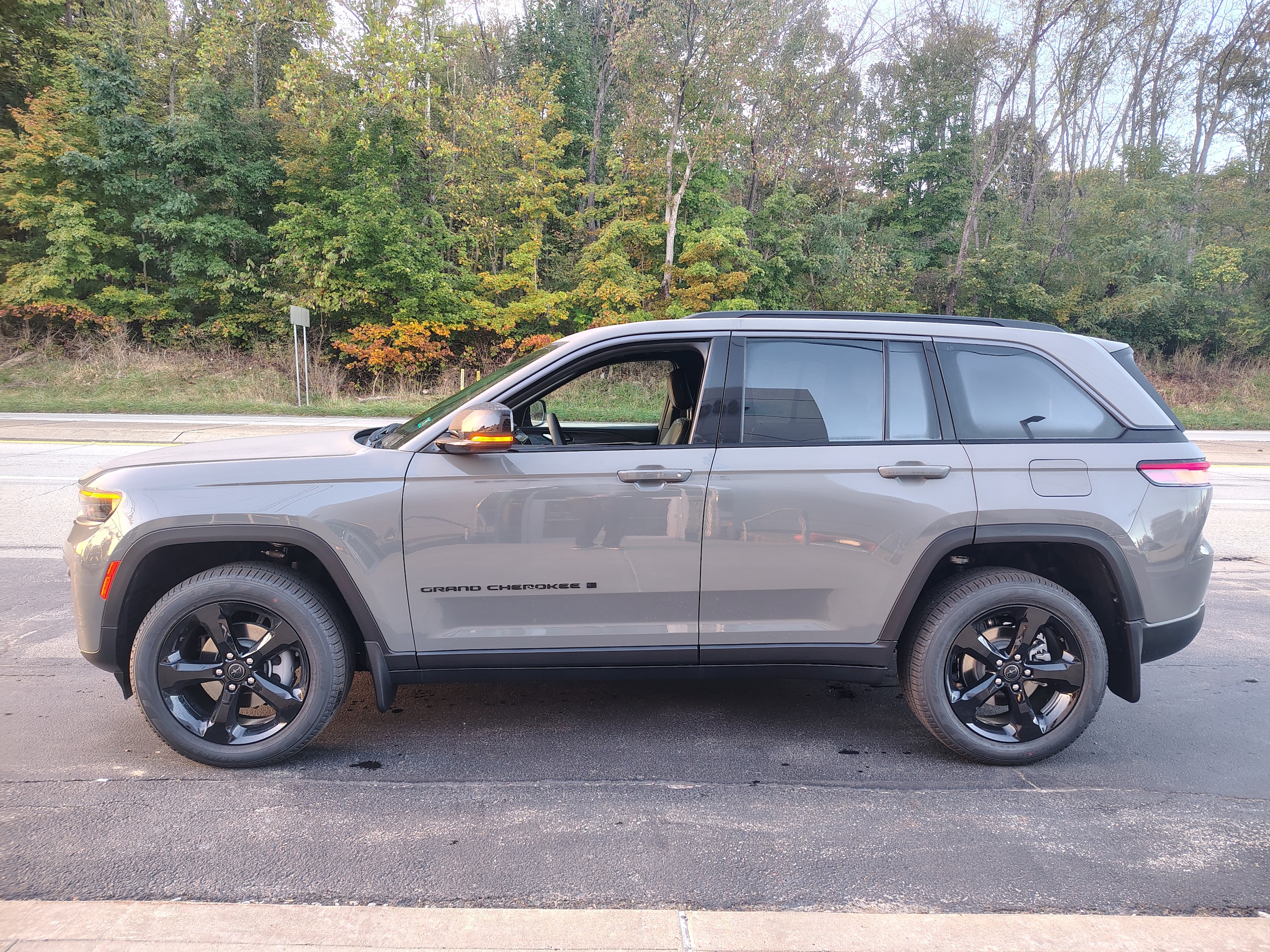 2027 Jeep Grand Cherokee photo 6 of 43