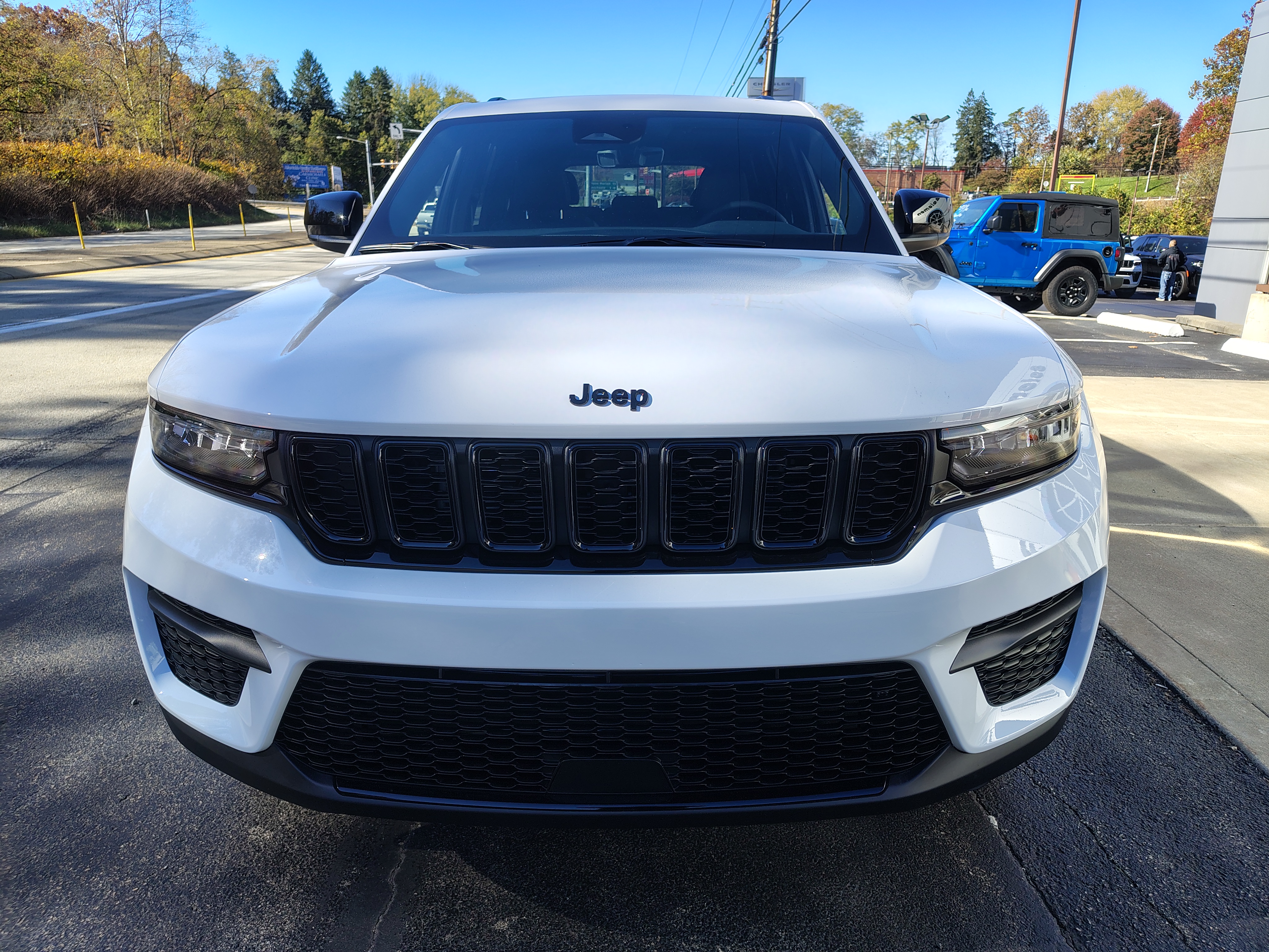 2027 Jeep Grand Cherokee photo 3 of 39