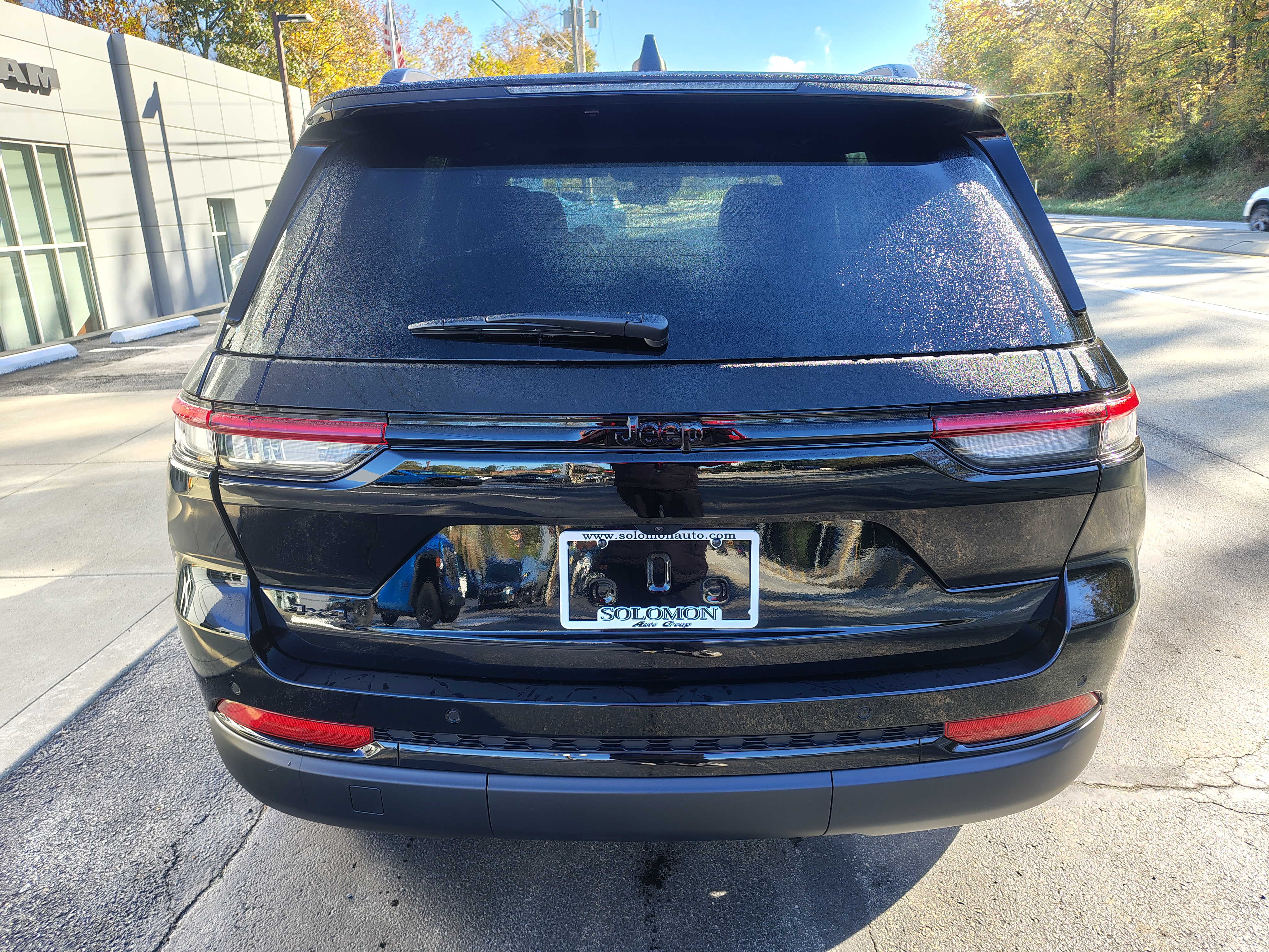 2027 Jeep Grand Cherokee photo 8 of 39