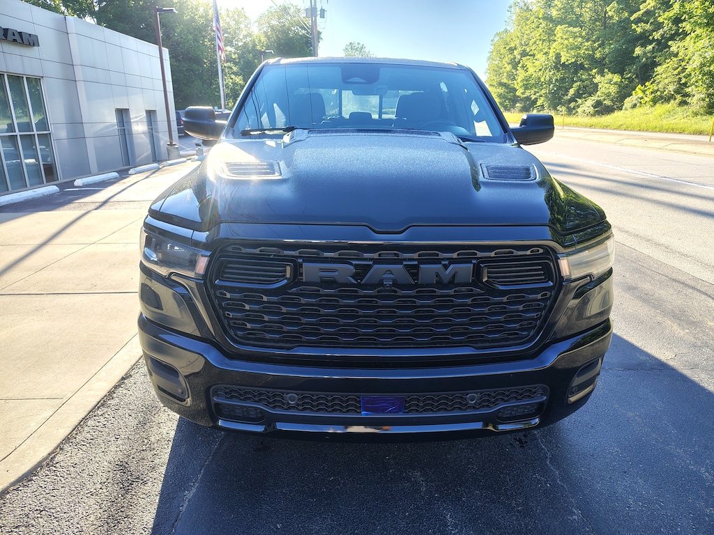 New 2026 Ram 1500 EXPRESS CREW CAB 4X4 5'7 BOX Pickup