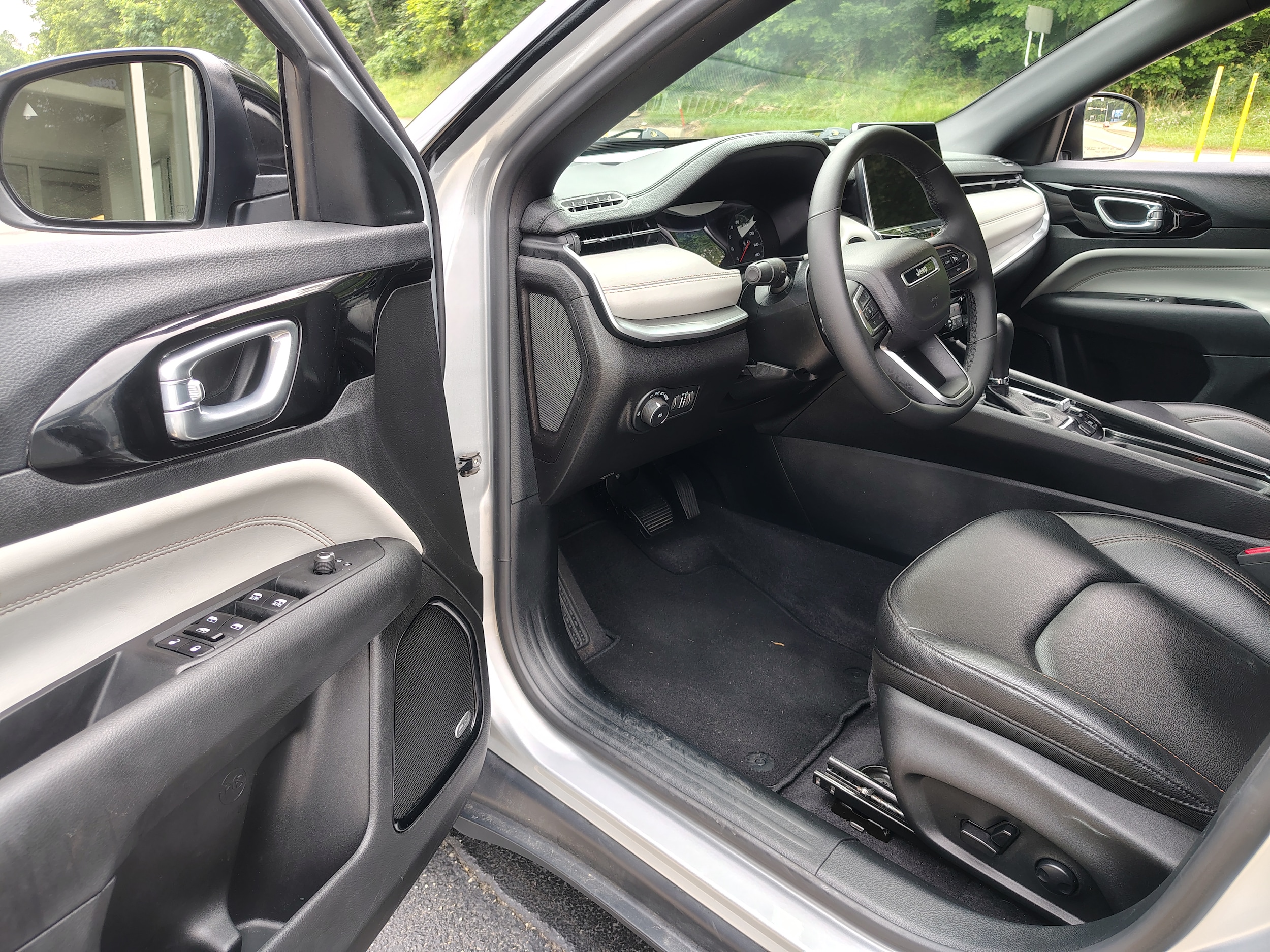 2024 Jeep Compass Limited Silver Zynith Metallic Clearcoat at Solomon CJD Carmichaels