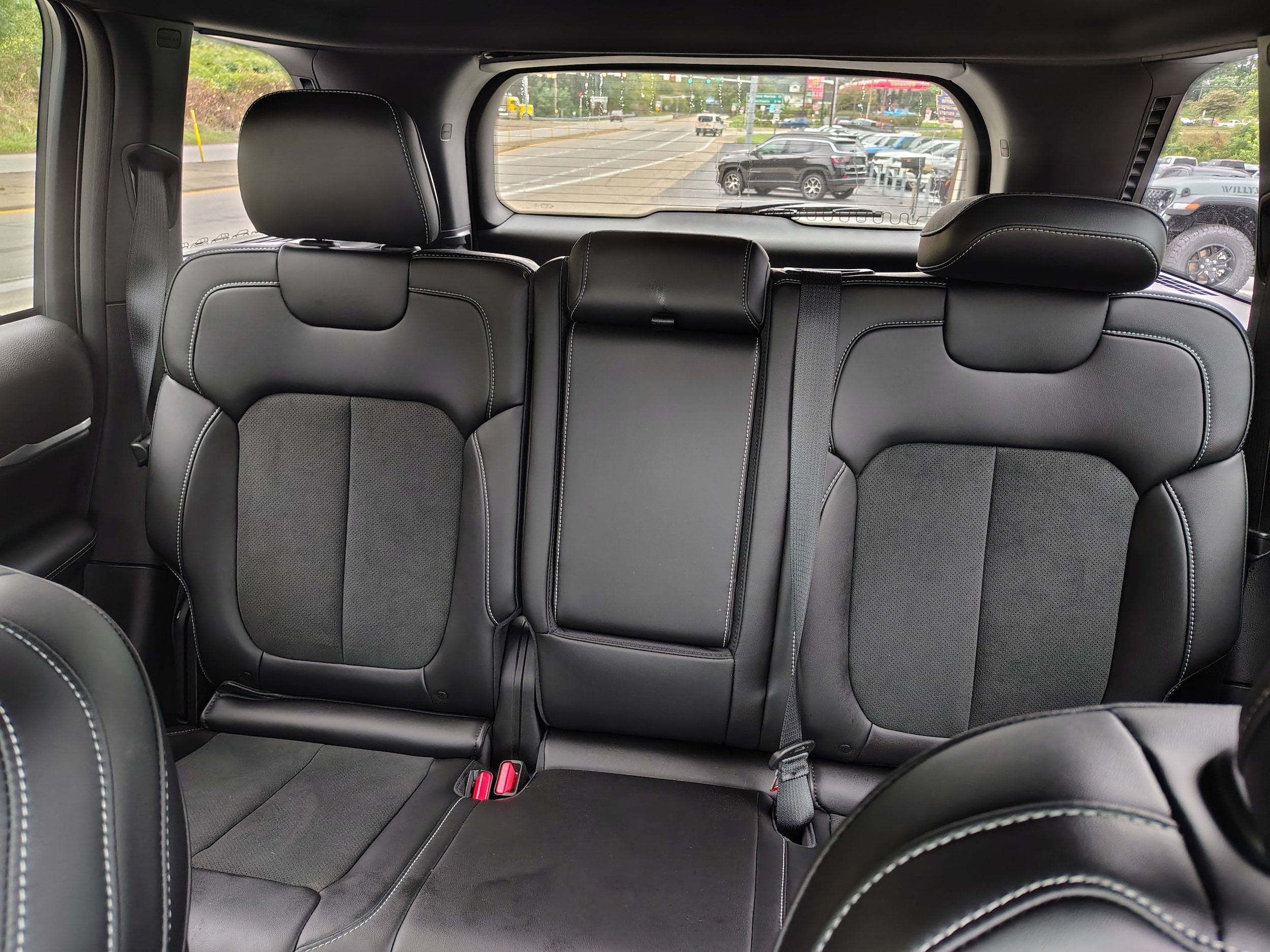 2026 Jeep Grand Cherokee LAREDO ALTITUDE 4X4 Silver Zynith at Three Rivers CJD
