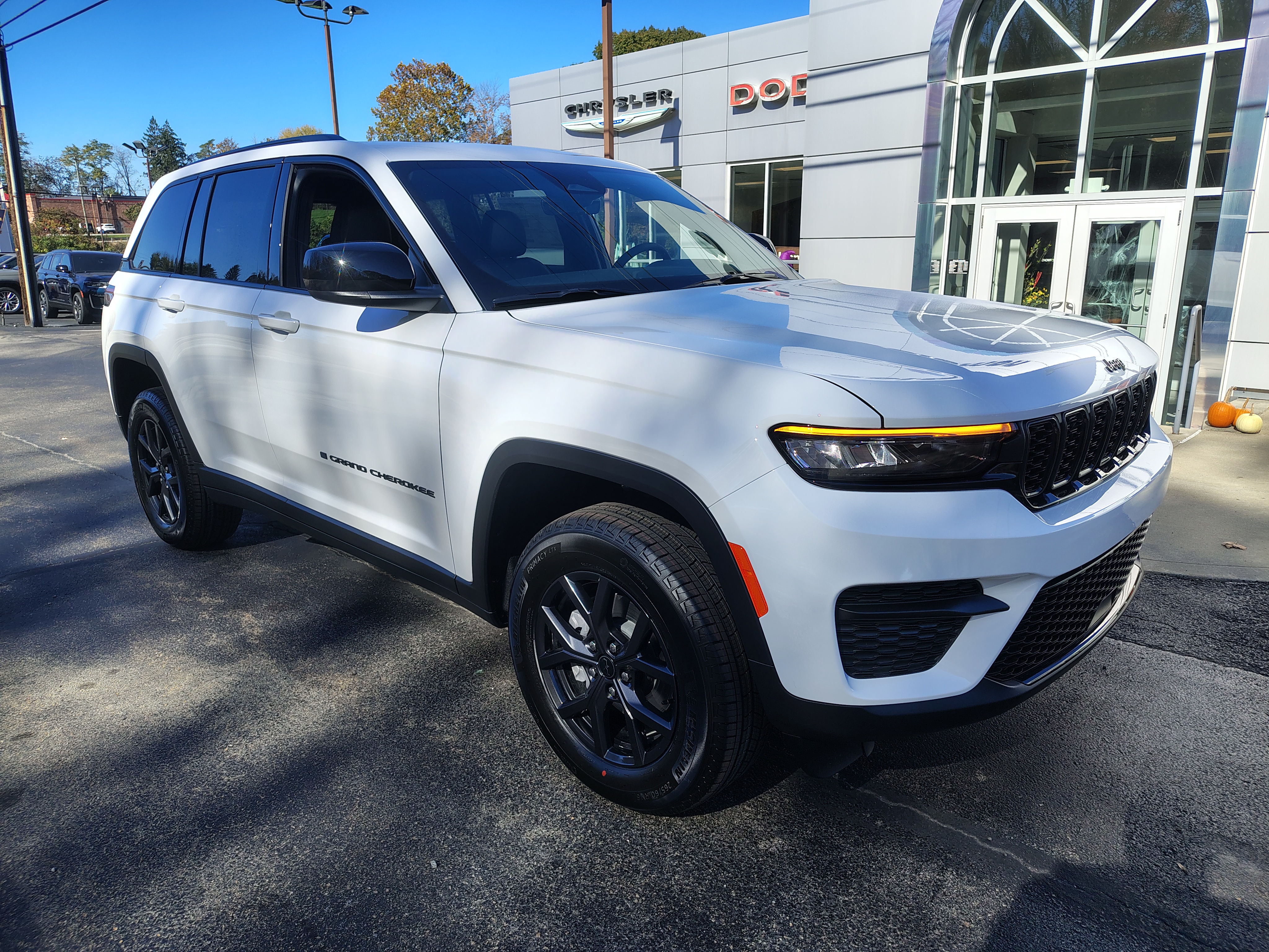 2027 Jeep Grand Cherokee photo 2 of 39