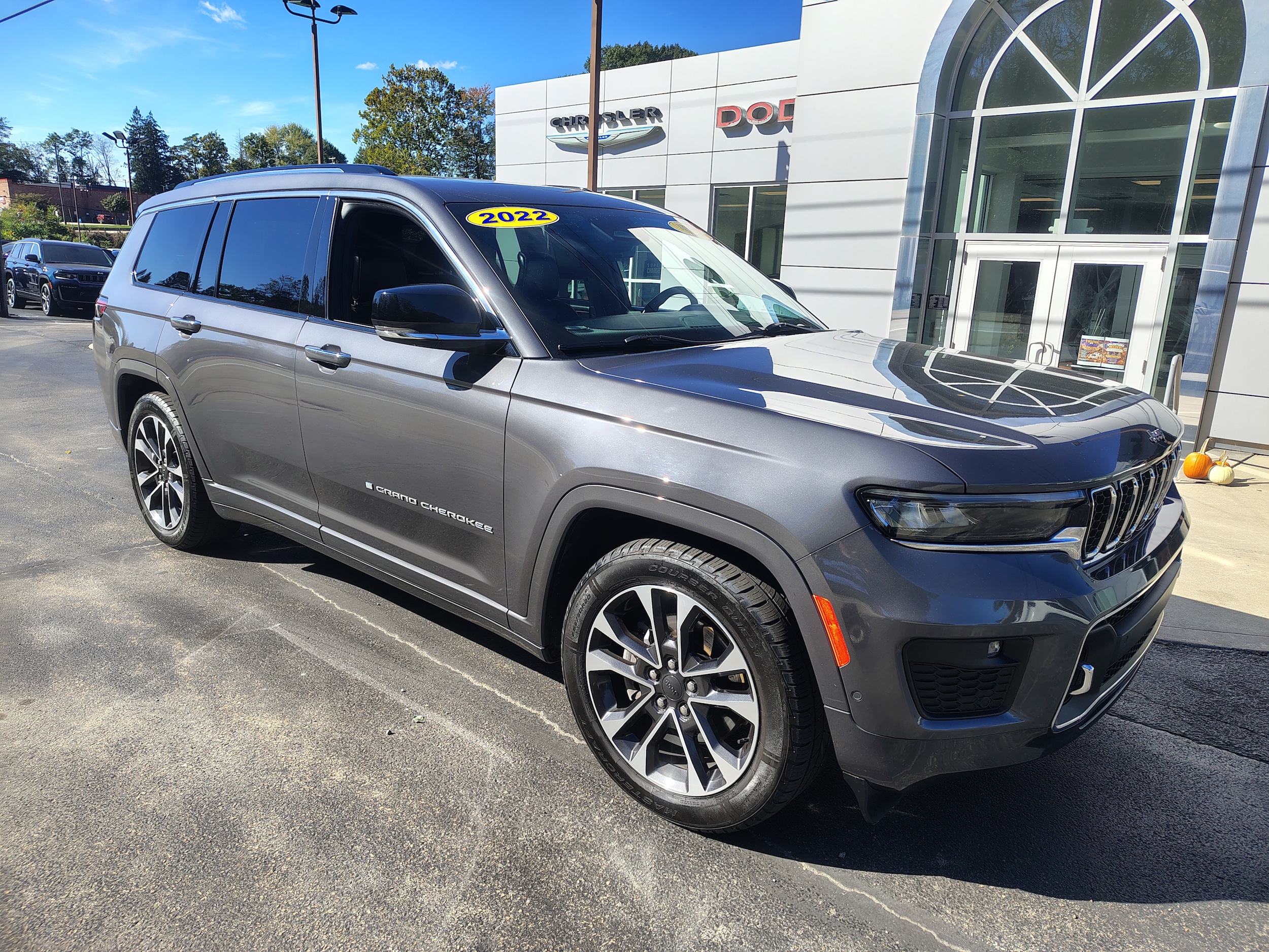 2022 Jeep Grand Cherokee L photo 2 of 46