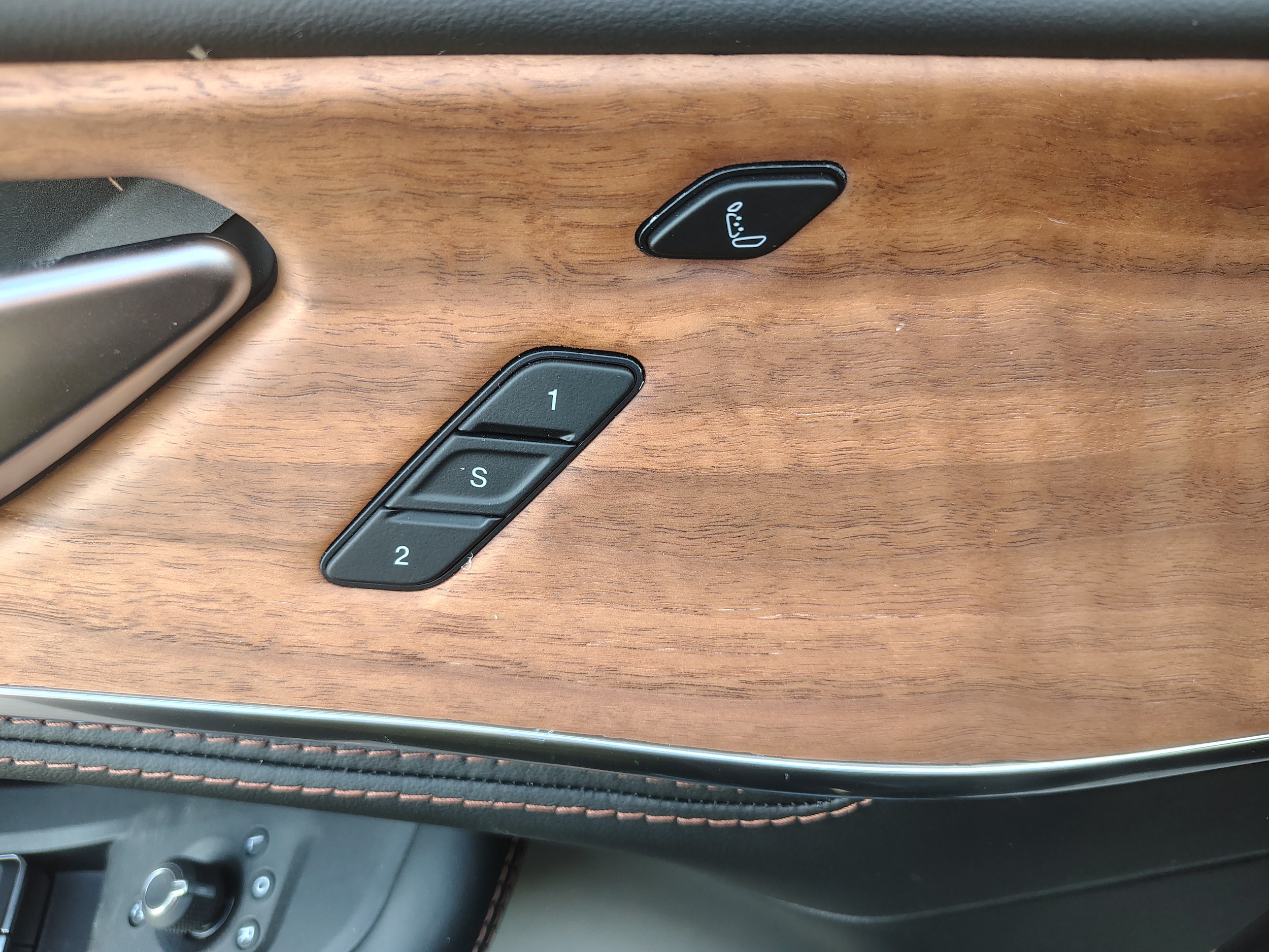 2027 Jeep Grand Cherokee photo 25 of 47