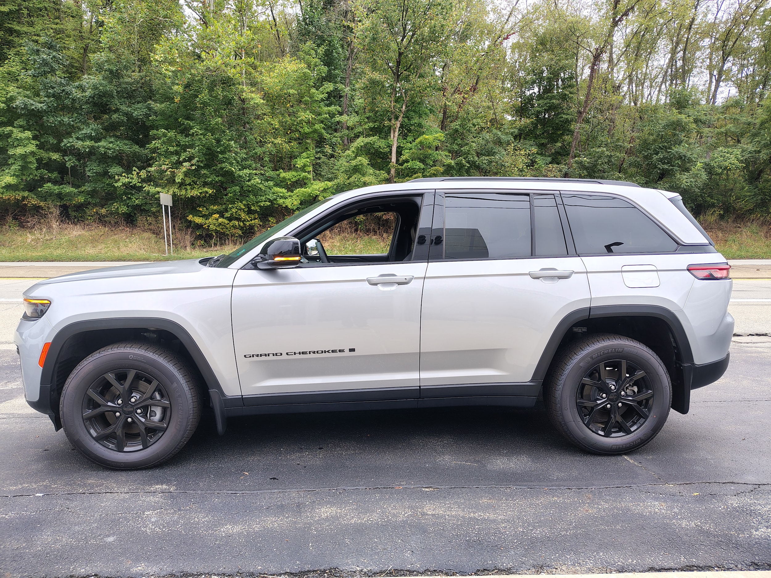 2026 Jeep Grand Cherokee LAREDO ALTITUDE 4X4 Silver Zynith at Three Rivers CJD