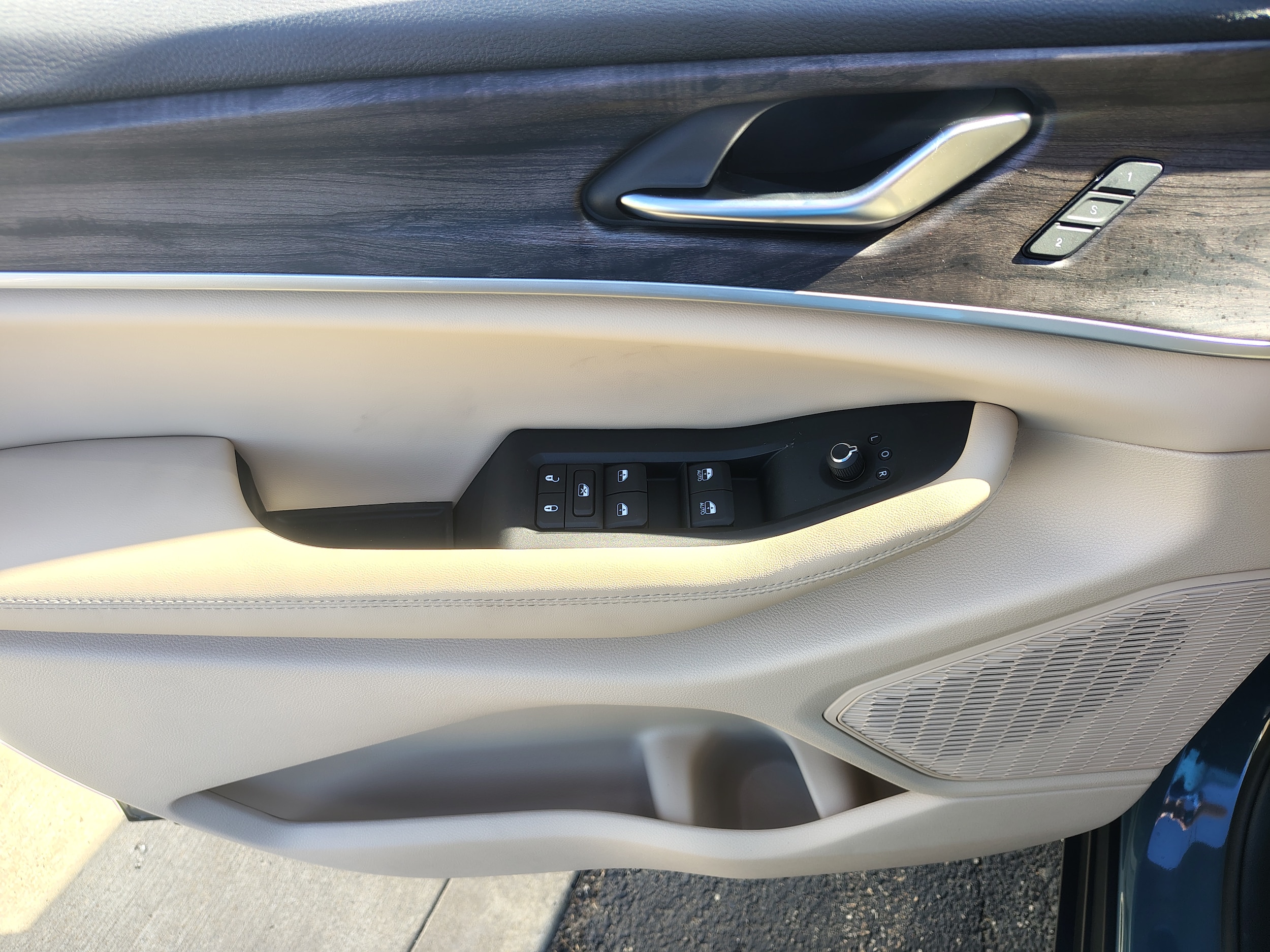 2027 Jeep Grand Cherokee photo 25 of 44