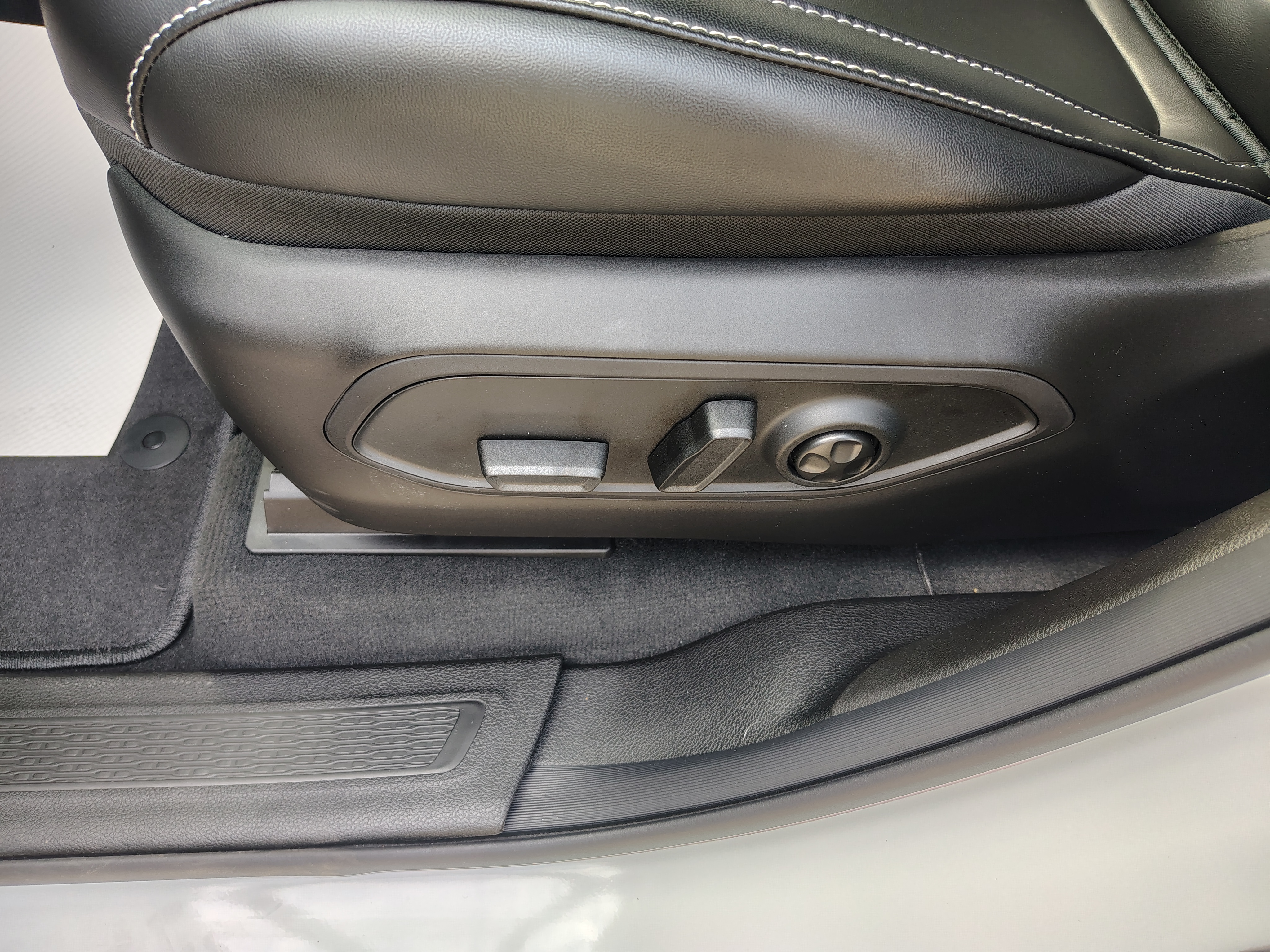 2027 Jeep Grand Cherokee photo 21 of 42