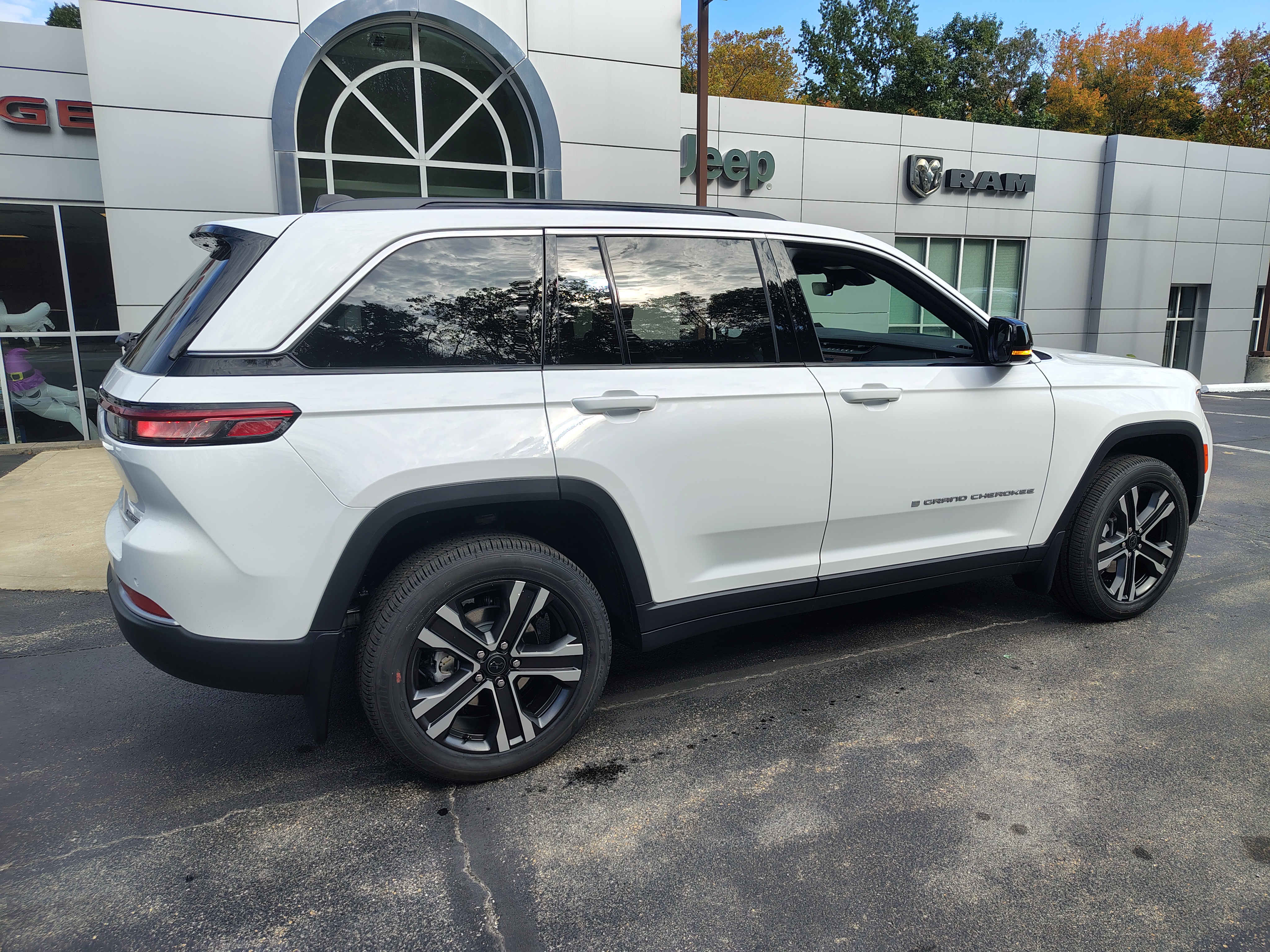 2027 Jeep Grand Cherokee photo 16 of 42