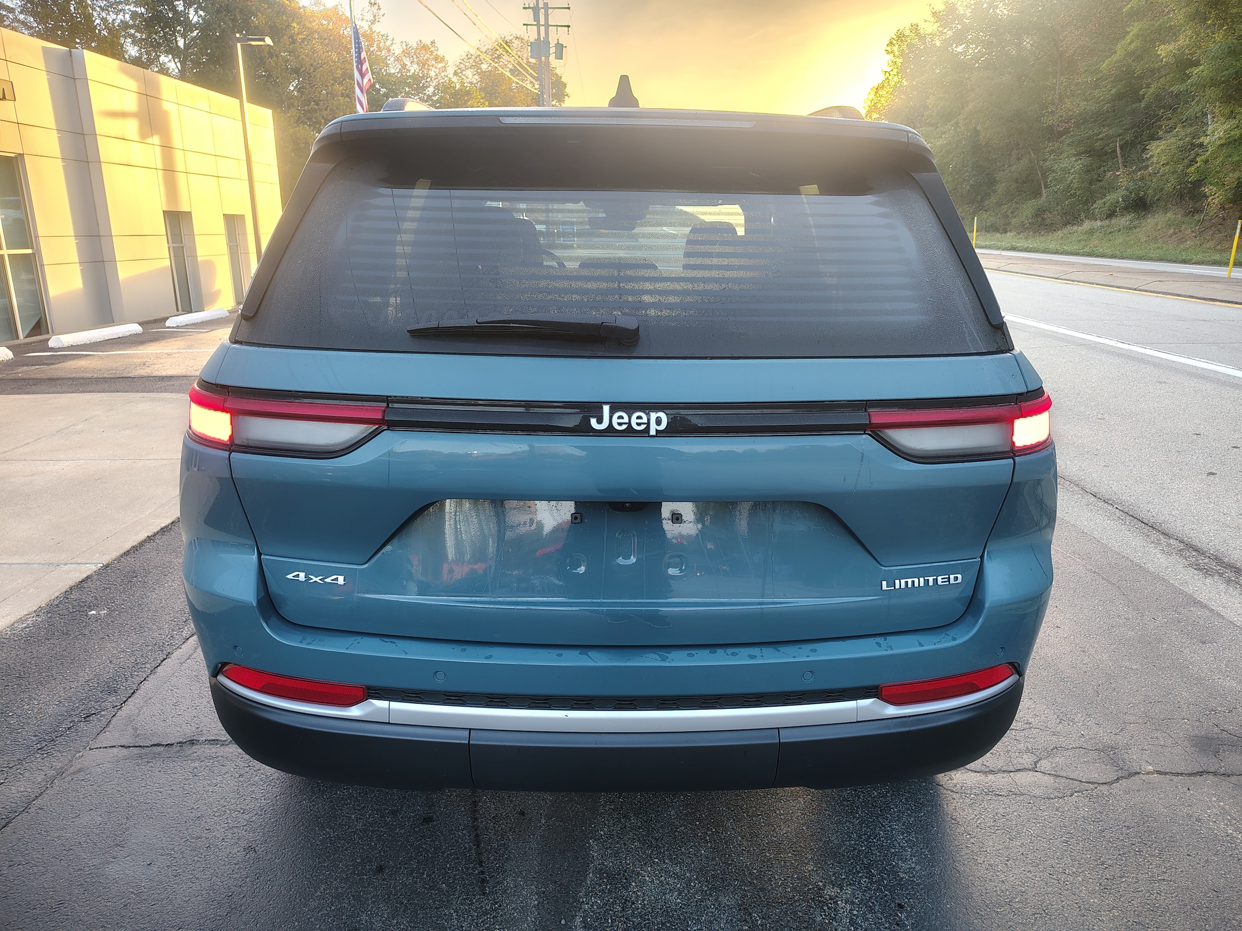 2027 Jeep Grand Cherokee photo 8 of 43