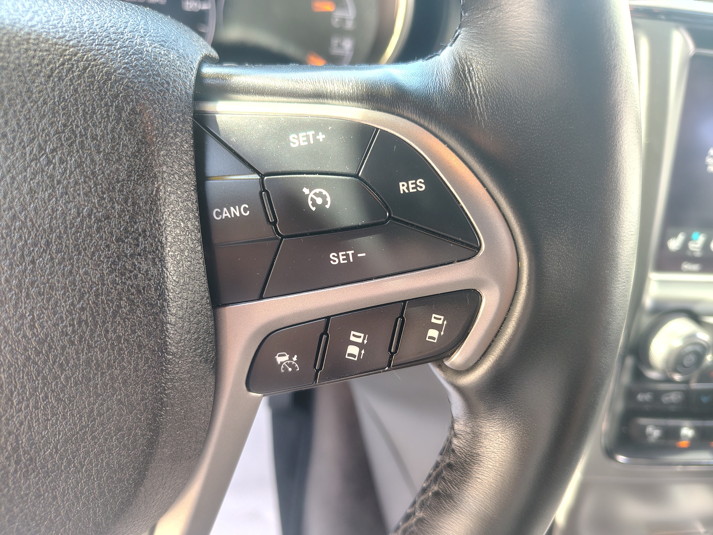 2018 Jeep Grand Cherokee photo 37 of 44