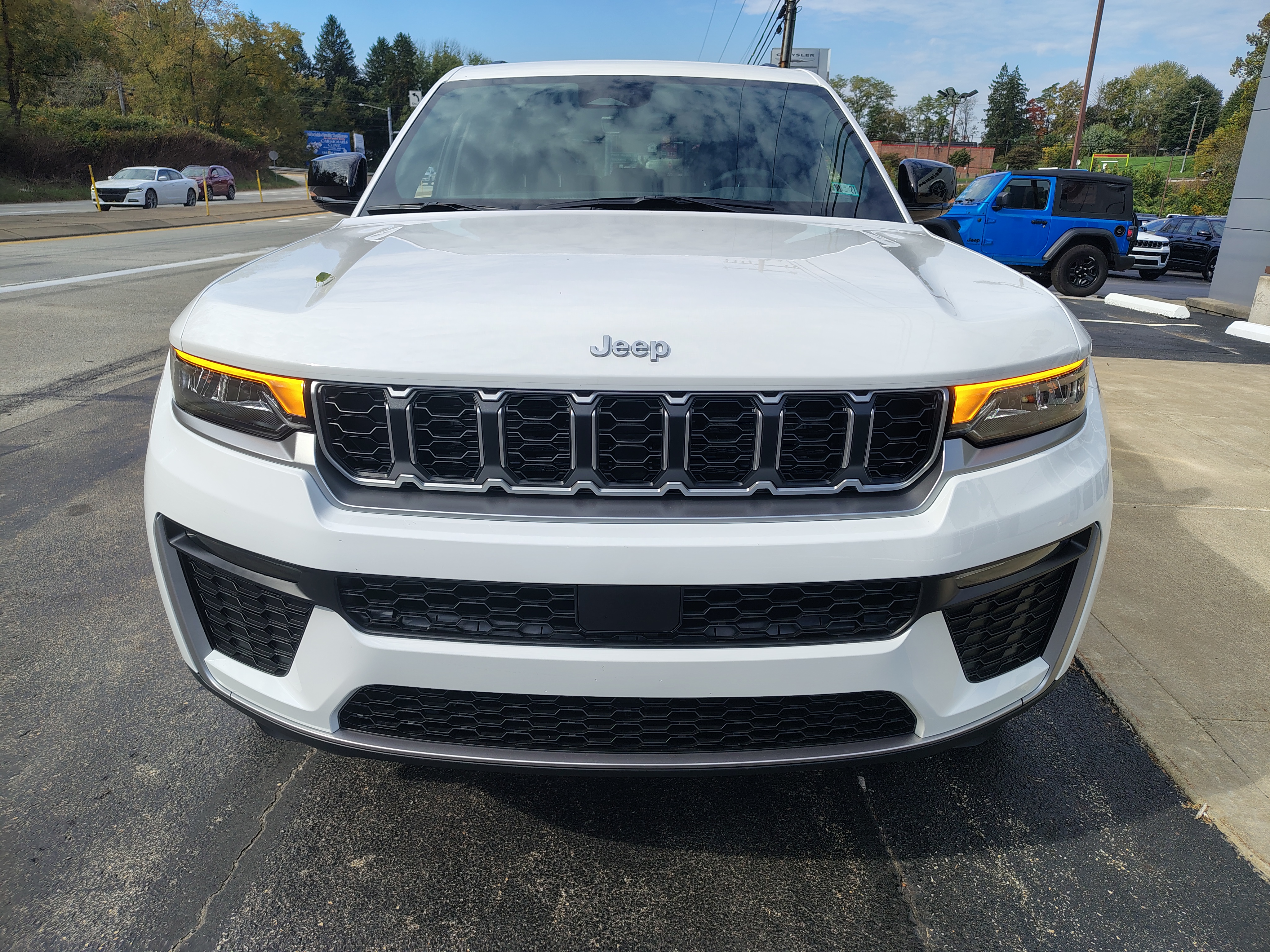 2027 Jeep Grand Cherokee photo 3 of 42