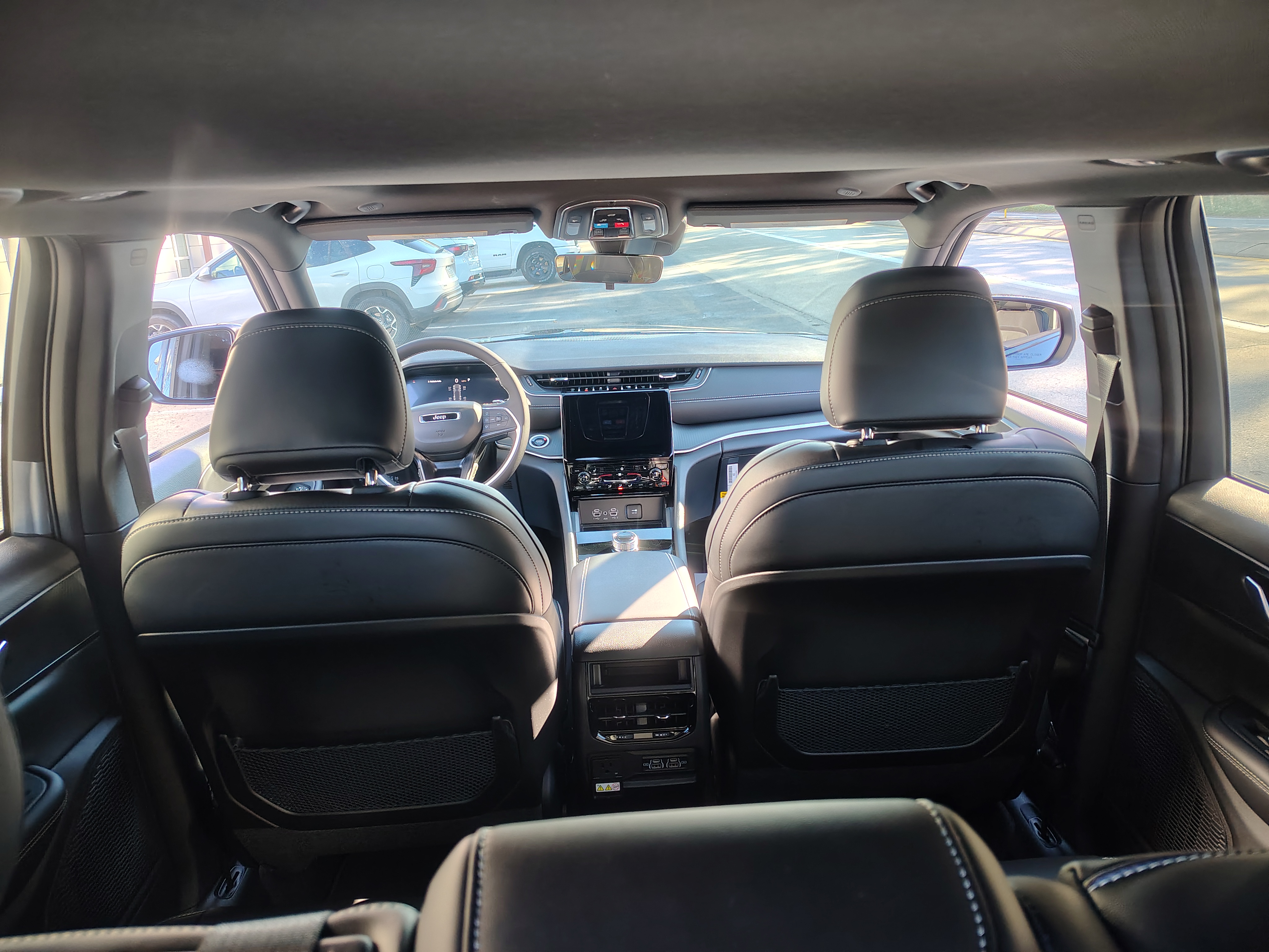 2027 Jeep Grand Cherokee photo 12 of 39