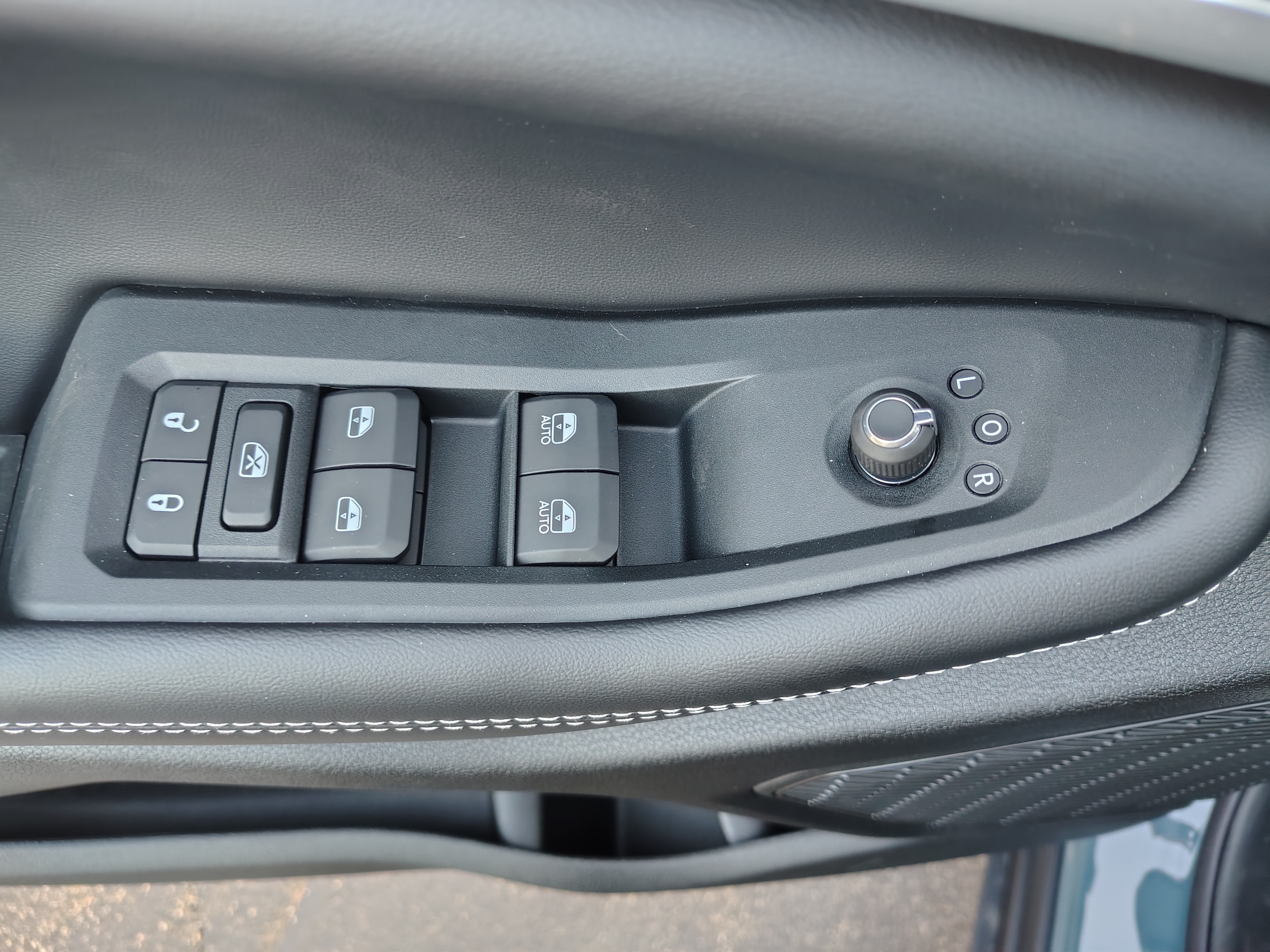2027 Jeep Grand Cherokee photo 23 of 43