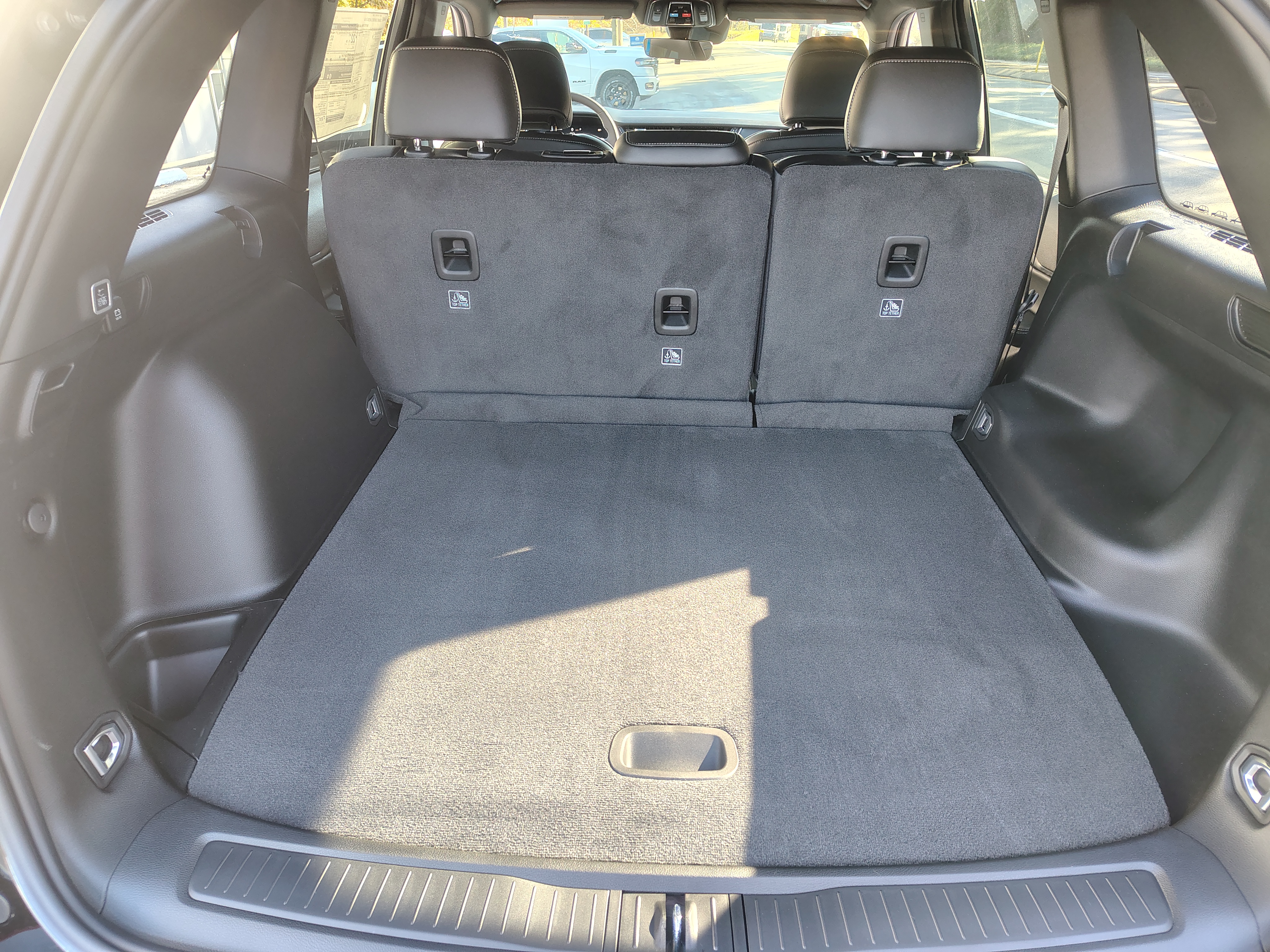 2027 Jeep Grand Cherokee photo 11 of 39